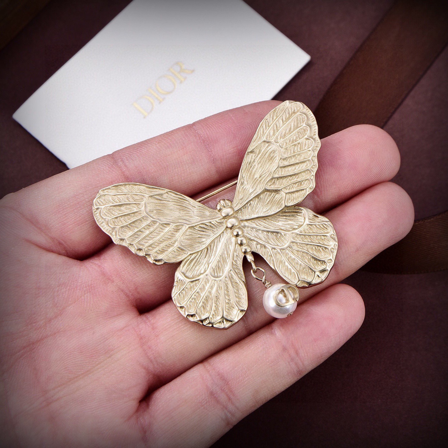 ❤️迪奥 新款👼一线大牌都爱的Dior·迪奥 新品蜜蜂胸针❤️❤️金属质感逆袭版字母潮范儿抢风头  完全