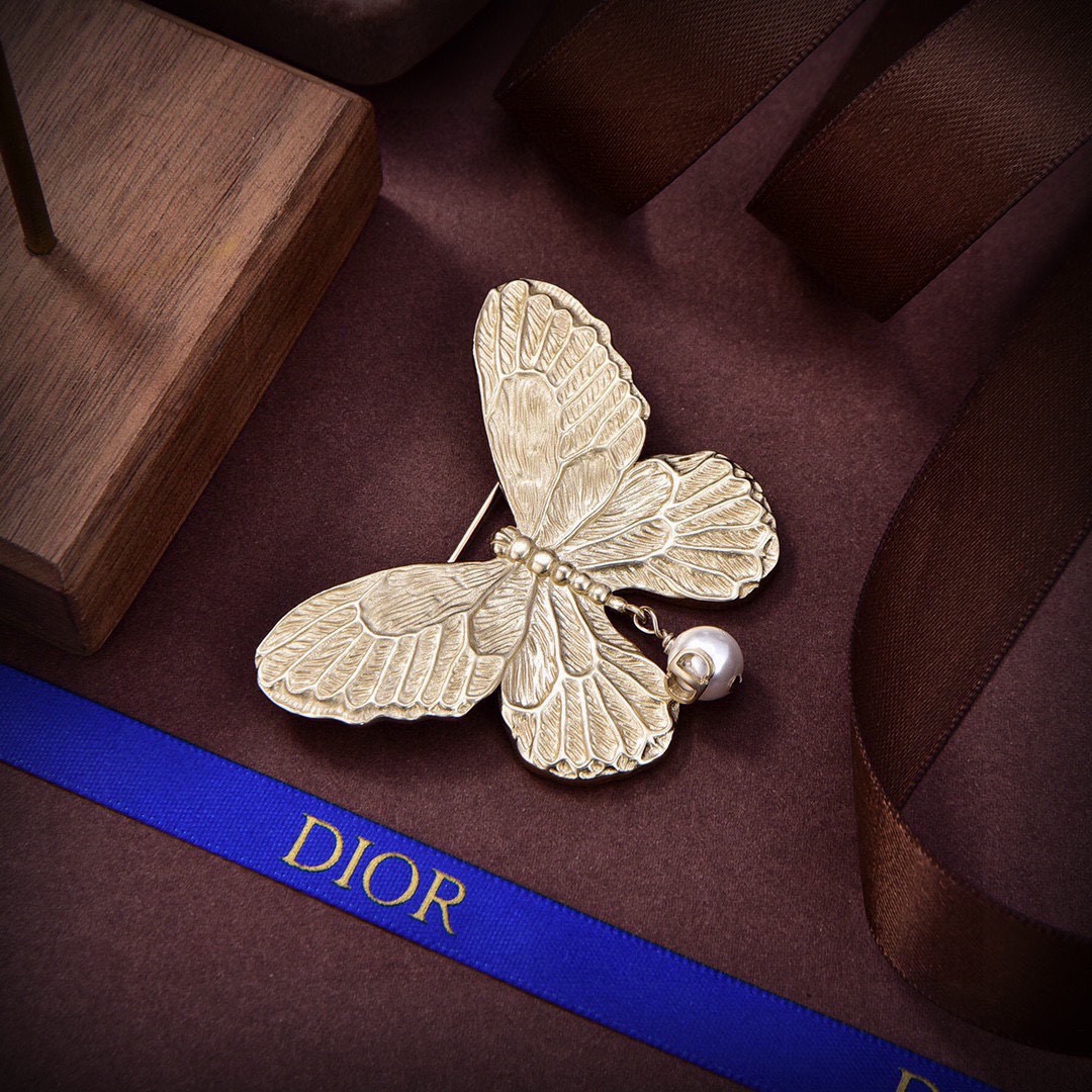 ❤️迪奥 新款👼一线大牌都爱的Dior·迪奥 新品蜜蜂胸针❤️❤️金属质感逆袭版字母潮范儿抢风头  完全