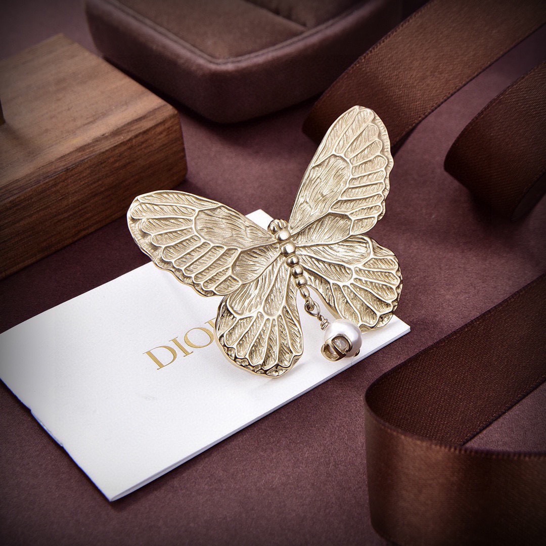 ❤️迪奥 新款👼一线大牌都爱的Dior·迪奥 新品蜜蜂胸针❤️❤️金属质感逆袭版字母潮范儿抢风头  完全