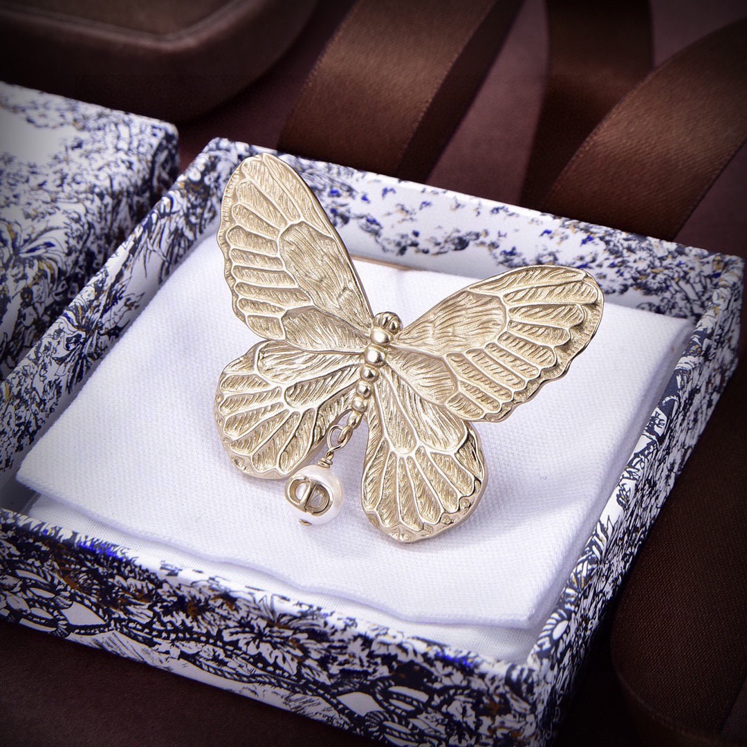 ❤️迪奥 新款👼一线大牌都爱的Dior·迪奥 新品蜜蜂胸针❤️❤️金属质感逆袭版字母潮范儿抢风头  完全