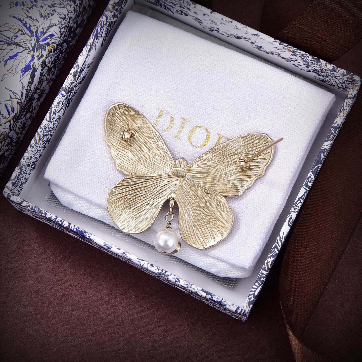 ❤️迪奥 新款👼一线大牌都爱的Dior·迪奥 新品蜜蜂胸针❤️❤️金属质感逆袭版字母潮范儿抢风头  完全