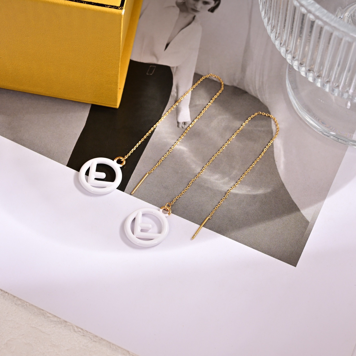 ❤️FENDI 芬迪  logo耳坠💎 高端定制  爆款新款 简单大方 华丽登场 ，很难见到如此熟悉 素