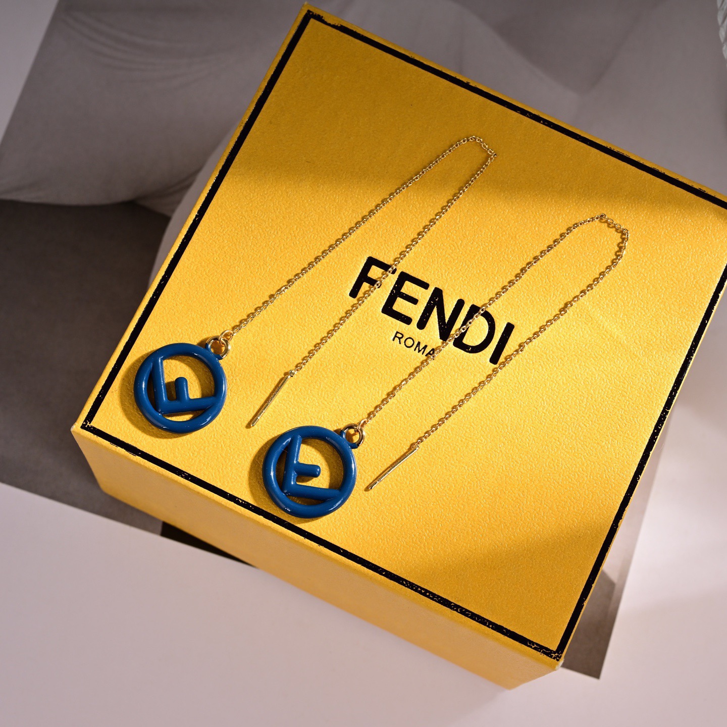 ❤️FENDI 芬迪  logo耳坠💎 高端定制  爆款新款 简单大方 华丽登场 ，很难见到如此熟悉 素