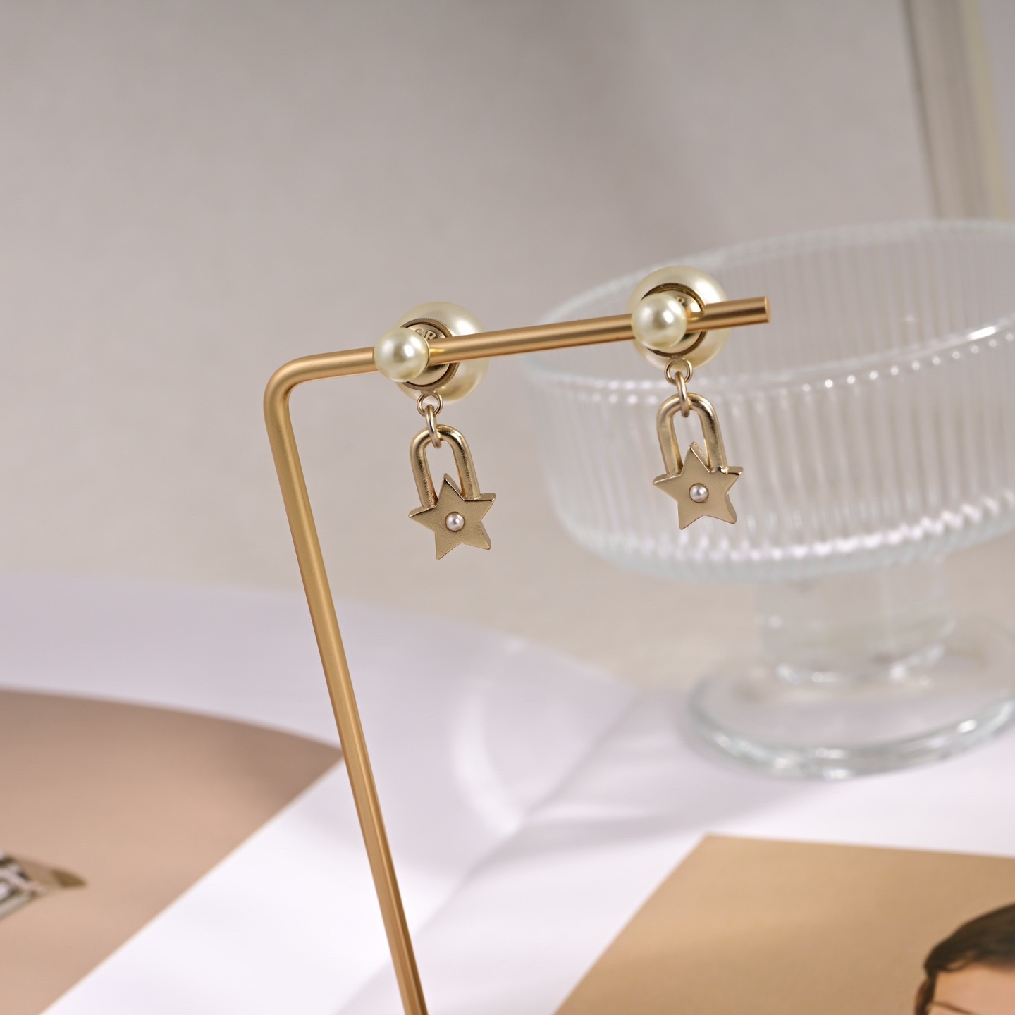 ❤️迪奥 新款👼一线大牌都爱的Dior·迪奥 新品耳环 金属质感逆袭版字母潮范儿抢风头  完全胜任现代年