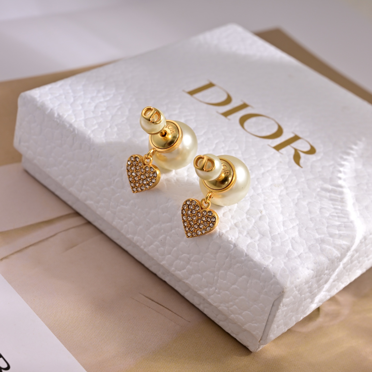 ❤️迪奥 新款👼一线大牌都爱的Dior·迪奥 新品耳环 金属质感逆袭版字母潮范儿抢风头  完全胜任现代年