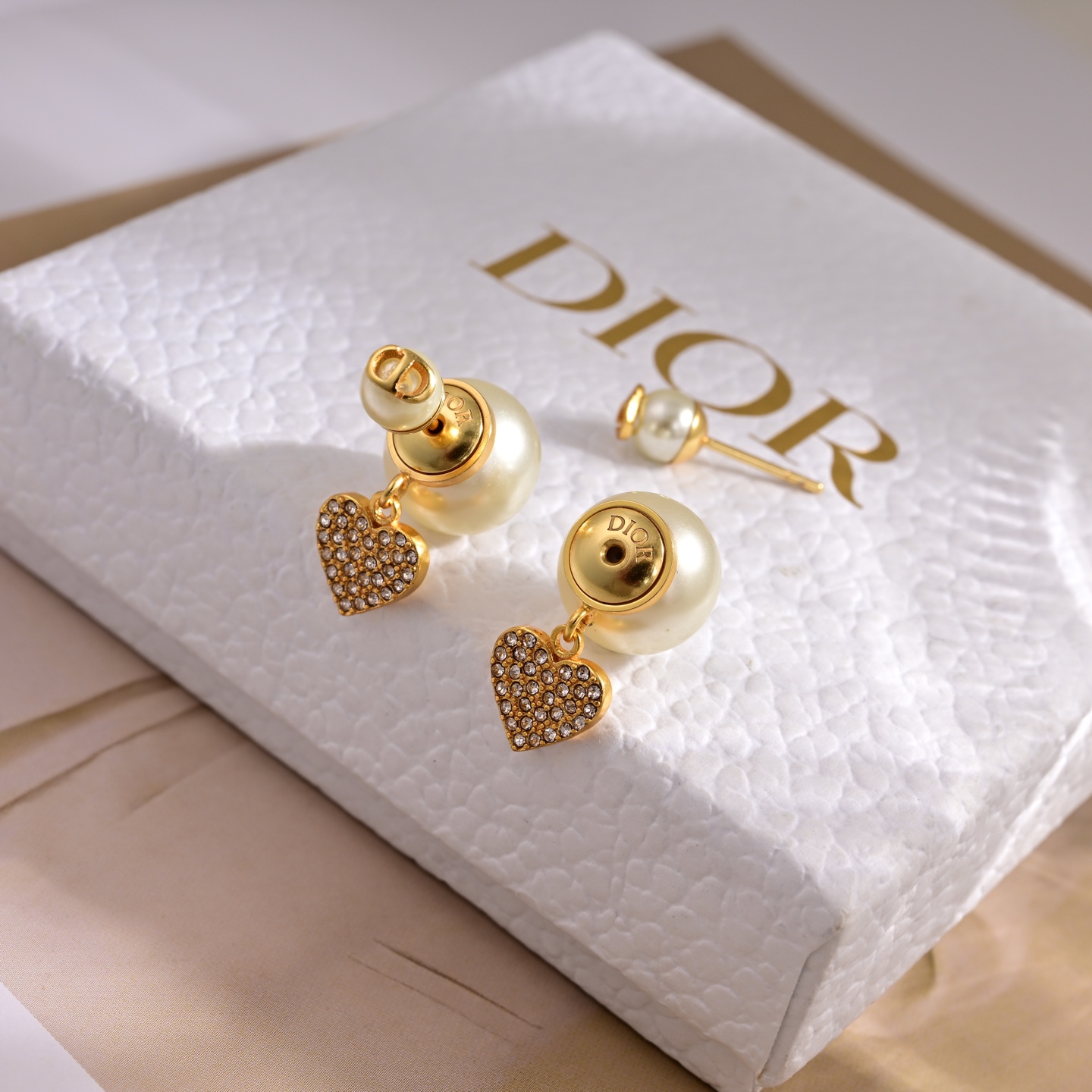 ❤️迪奥 新款👼一线大牌都爱的Dior·迪奥 新品耳环 金属质感逆袭版字母潮范儿抢风头  完全胜任现代年