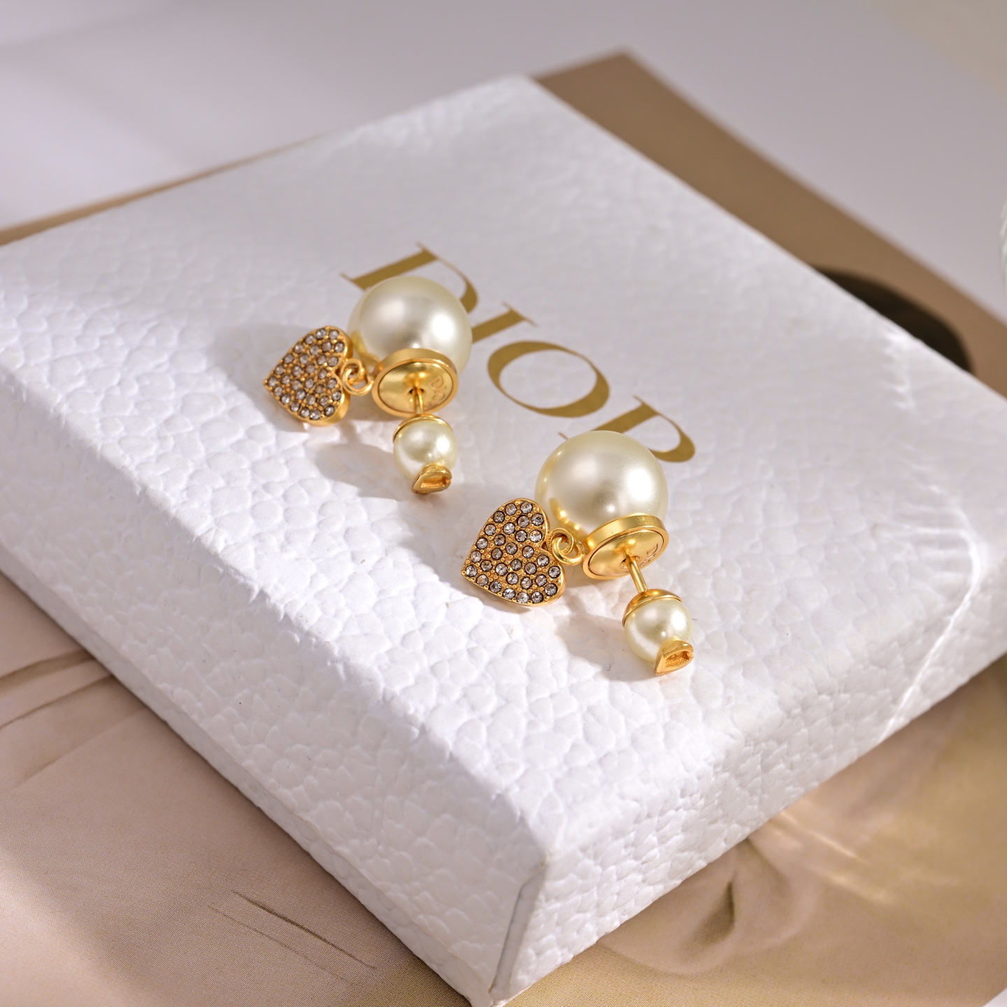 ❤️迪奥 新款👼一线大牌都爱的Dior·迪奥 新品耳环 金属质感逆袭版字母潮范儿抢风头  完全胜任现代年