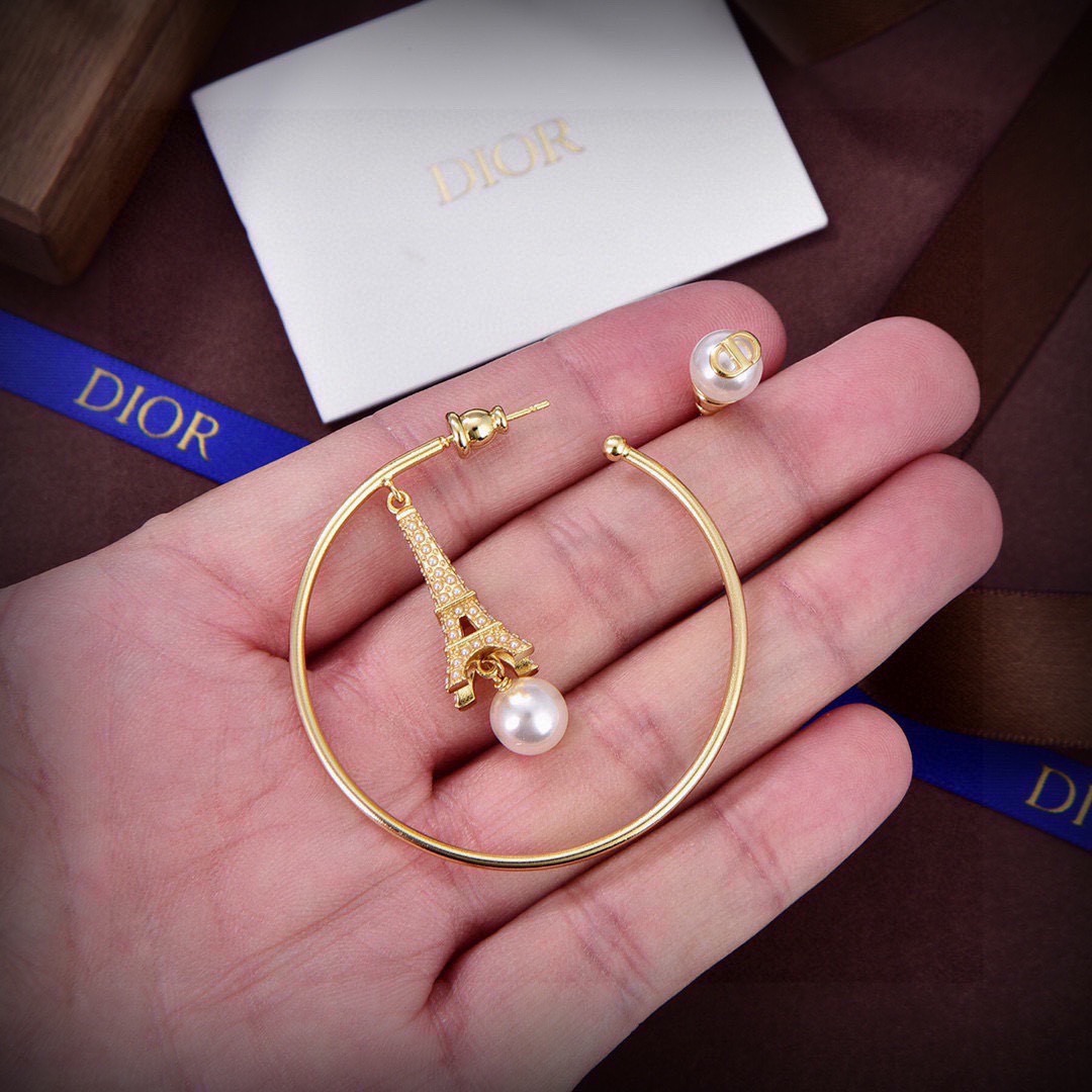 ❤️迪奥 新款👼一线大牌都爱的Dior·迪奥 新品字母耳环 金属质感逆袭版字母潮范儿抢风头  完全胜任现