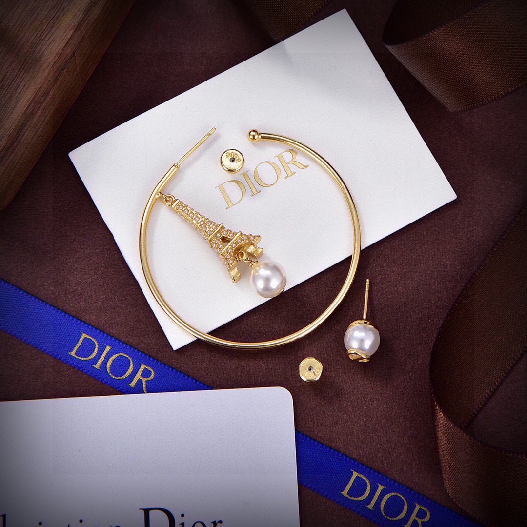 ❤️迪奥 新款👼一线大牌都爱的Dior·迪奥 新品字母耳环 金属质感逆袭版字母潮范儿抢风头  完全胜任现