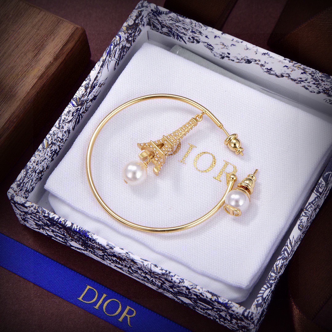 ❤️迪奥 新款👼一线大牌都爱的Dior·迪奥 新品字母耳环 金属质感逆袭版字母潮范儿抢风头  完全胜任现