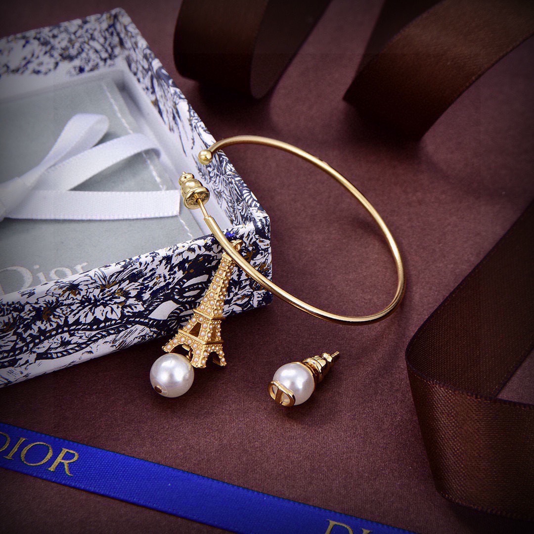 ❤️迪奥 新款👼一线大牌都爱的Dior·迪奥 新品字母耳环 金属质感逆袭版字母潮范儿抢风头  完全胜任现