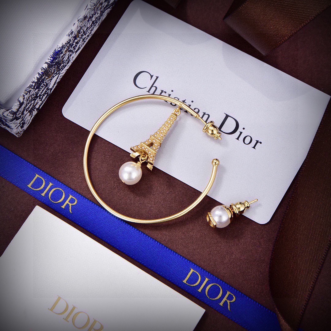 ❤️迪奥 新款👼一线大牌都爱的Dior·迪奥 新品字母耳环 金属质感逆袭版字母潮范儿抢风头  完全胜任现