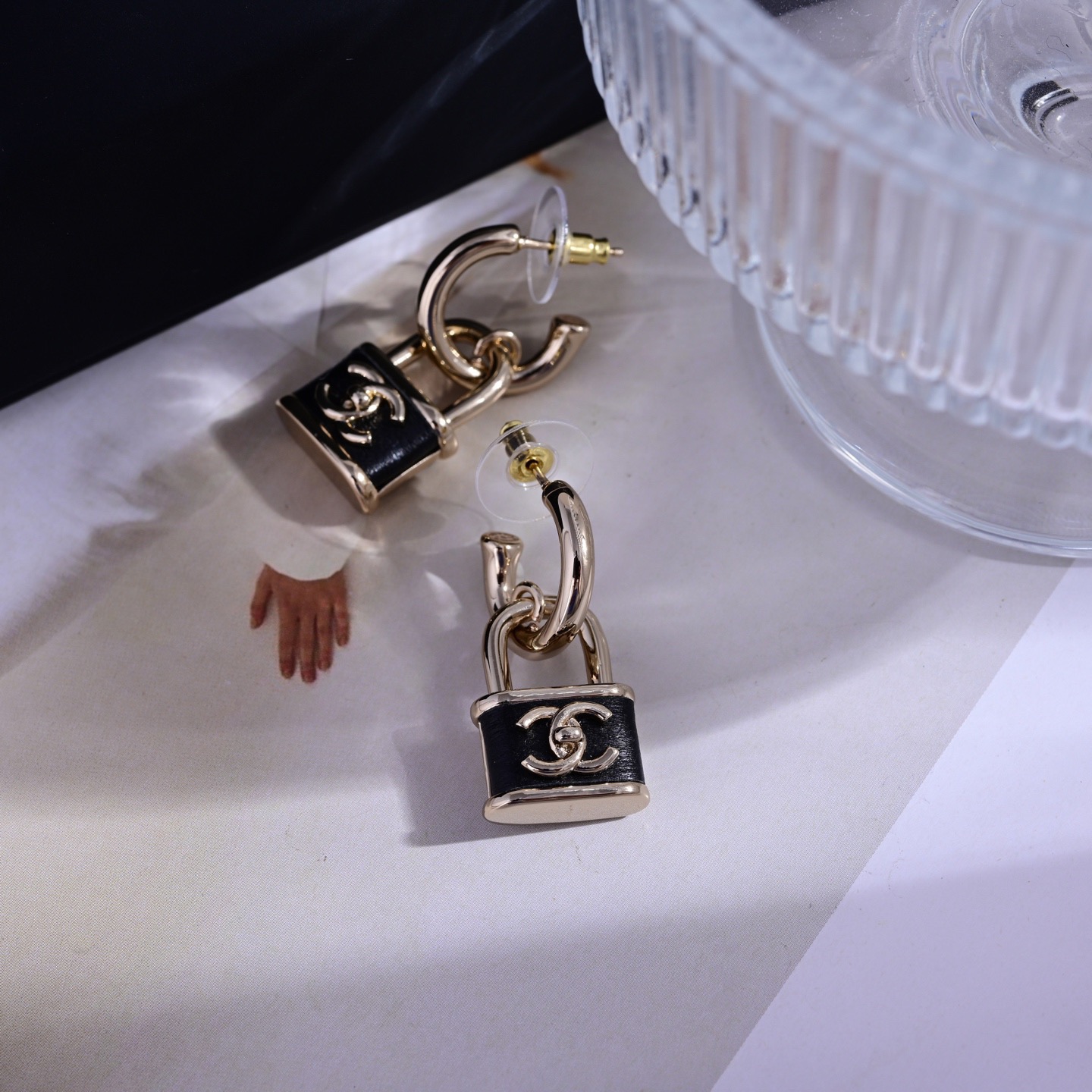 👌小香 CHANEL 耳环😍优雅大方精工设计   雕刻 非常修饰脸型    青春活力    看惯了一如既