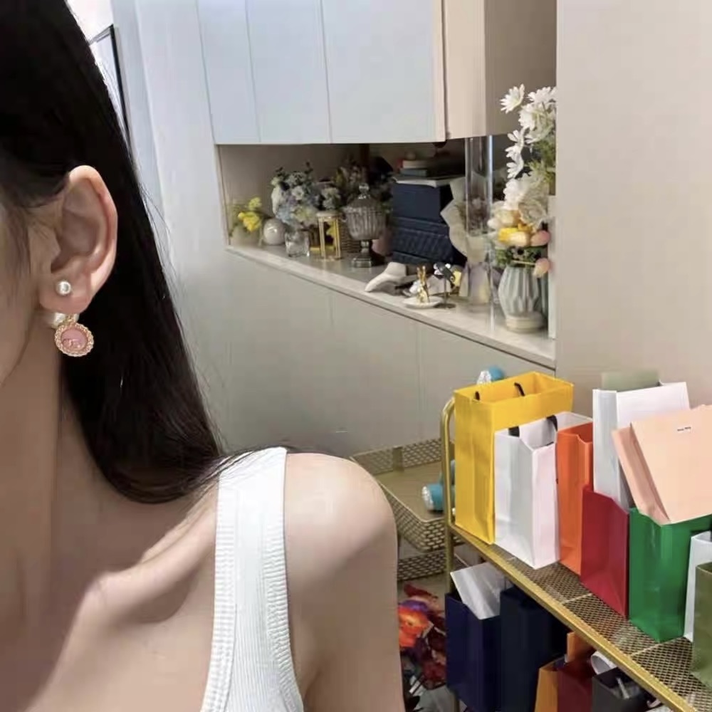 ❤️迪奥 新款👼一线大牌都爱的Dior·迪奥 新品字母CD耳环 金属质感逆袭版字母潮范儿抢风头  完全胜