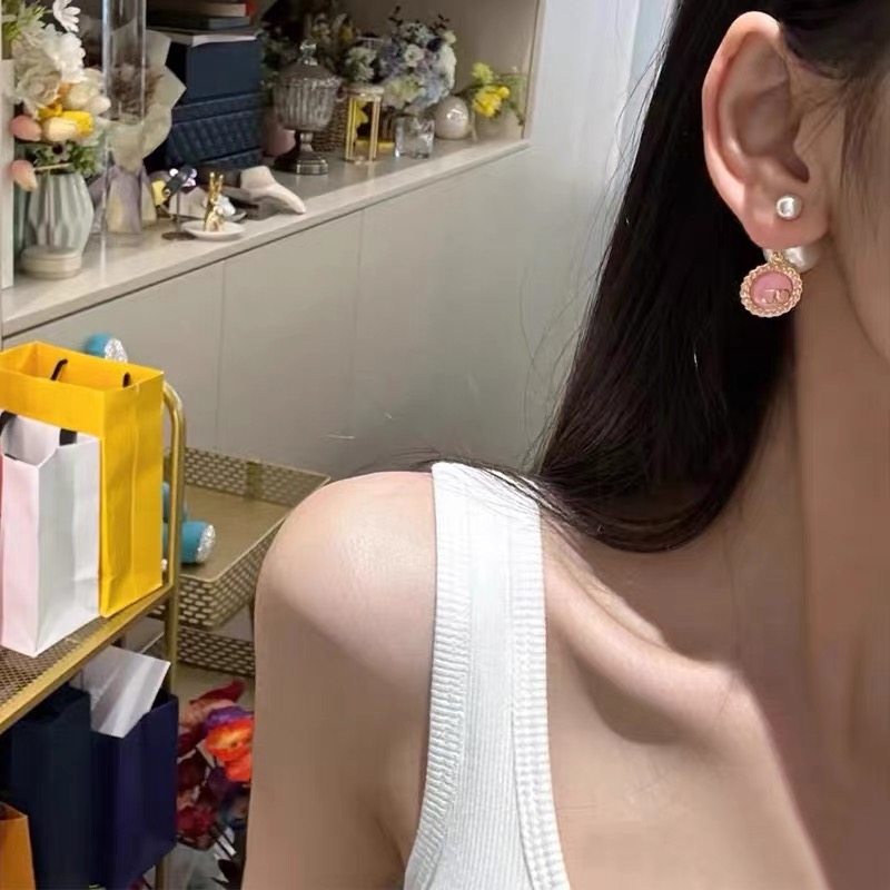 ❤️迪奥 新款👼一线大牌都爱的Dior·迪奥 新品字母CD耳环 金属质感逆袭版字母潮范儿抢风头  完全胜