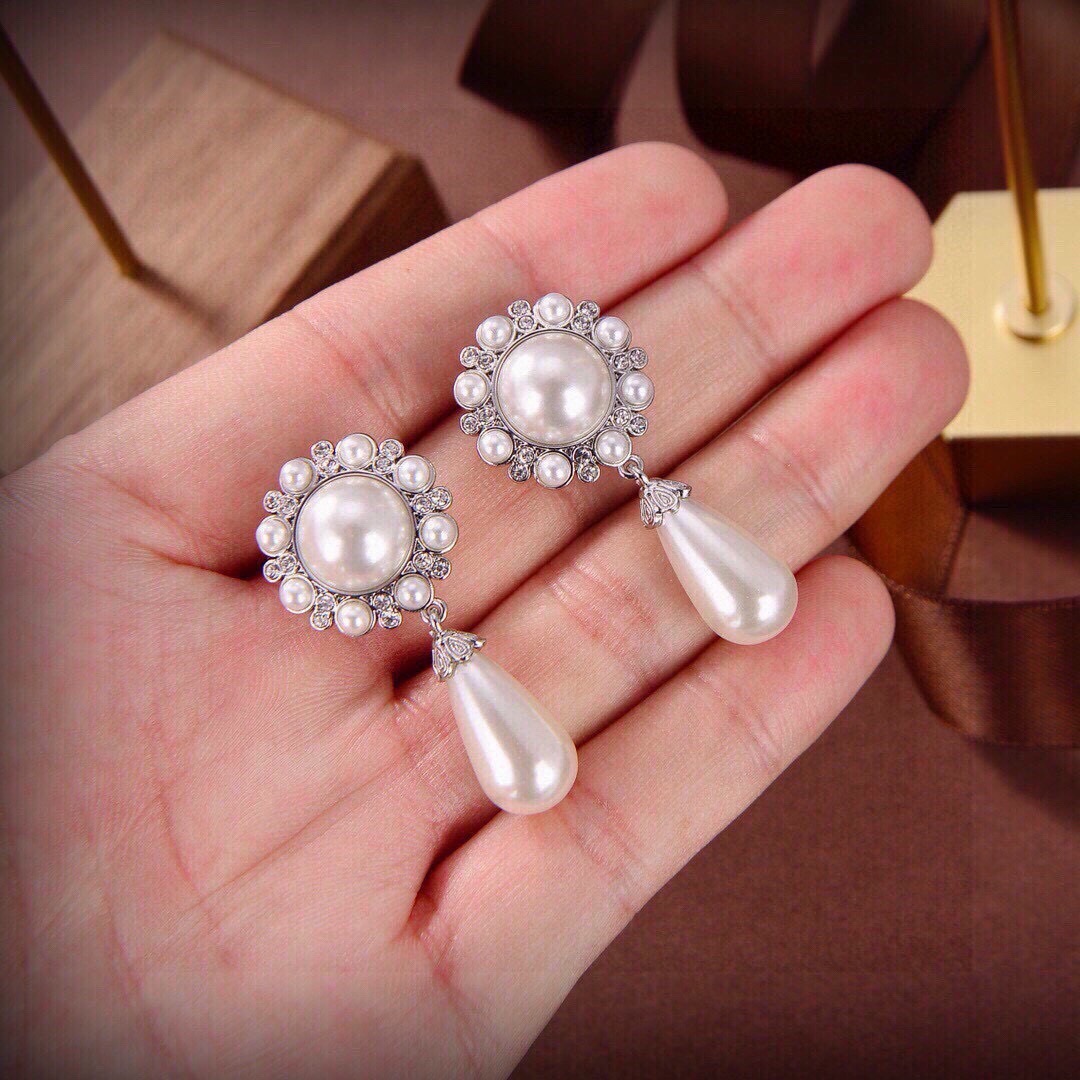 ❤️Alessandra Rich 太阳耳钉。(亚历山德拉.瑞秋)先后在英国伦敦、法国及她的家乡意大利工