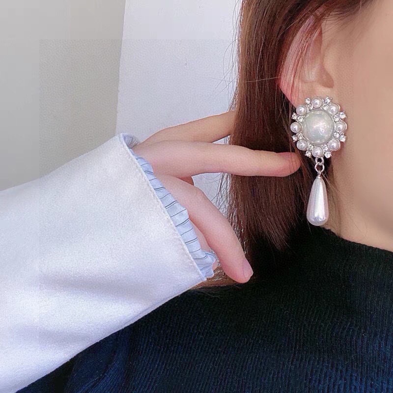 ❤️Alessandra Rich 太阳耳钉。(亚历山德拉.瑞秋)先后在英国伦敦、法国及她的家乡意大利工