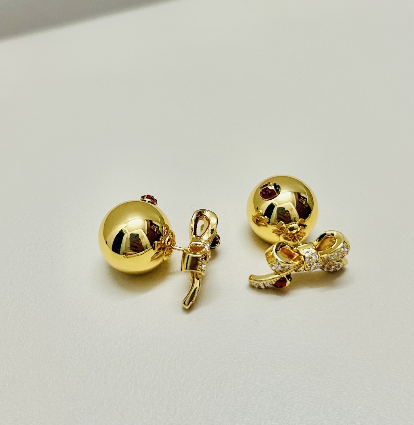 ❤️迪奥 新款👼一线大牌都爱的Dior·迪奥 新品字母DIOR瓢虫耳环 金属质感逆袭版字母潮范儿抢风头 