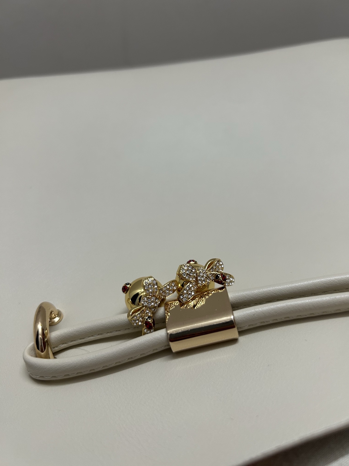 ❤️迪奥 新款👼一线大牌都爱的Dior·迪奥 新品字母DIOR瓢虫耳环 金属质感逆袭版字母潮范儿抢风头 