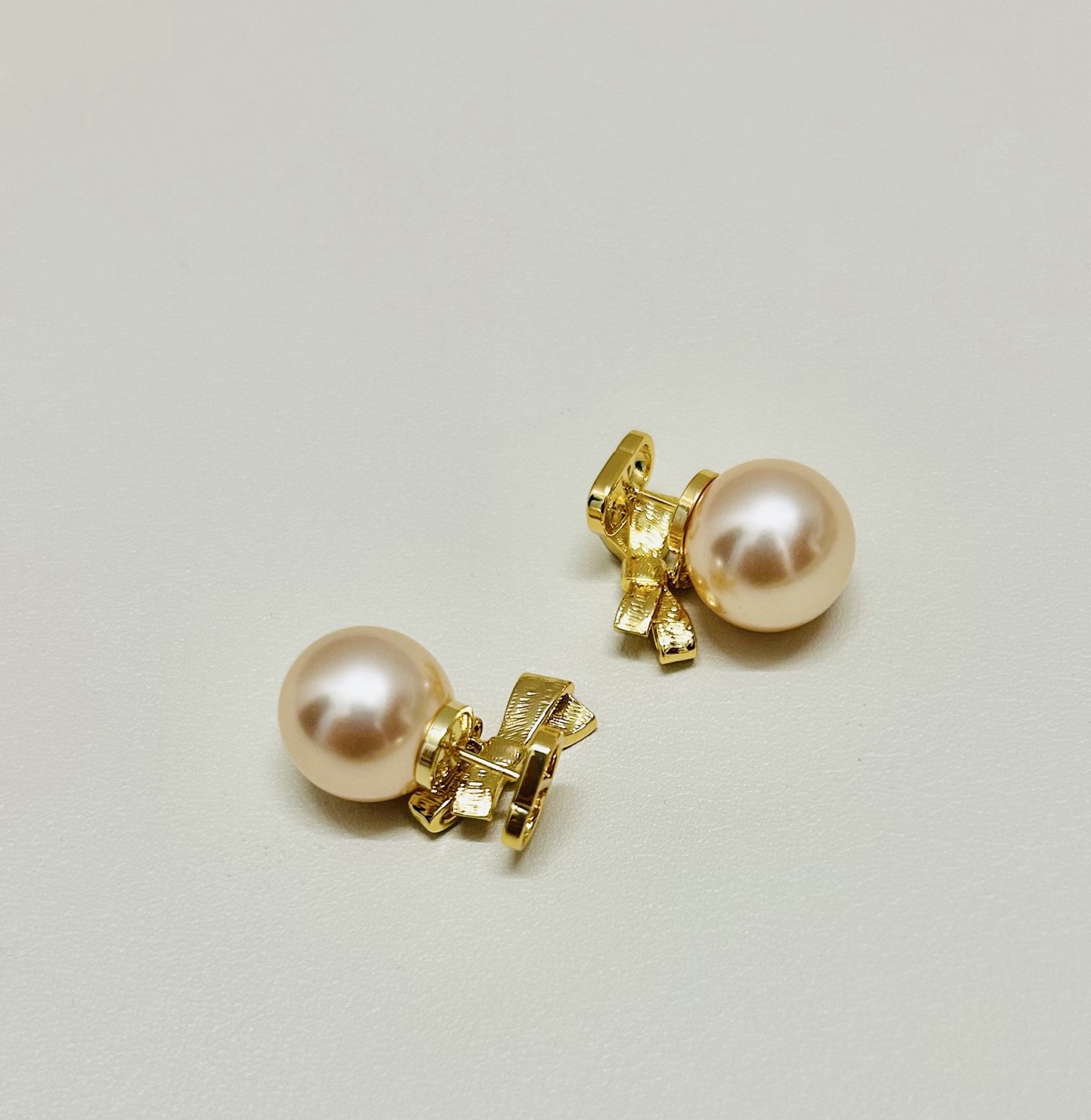 ❤️迪奥 新款👼一线大牌都爱的Dior·迪奥 新品字母CD耳环 金属质感逆袭版字母潮范儿抢风头  完全胜