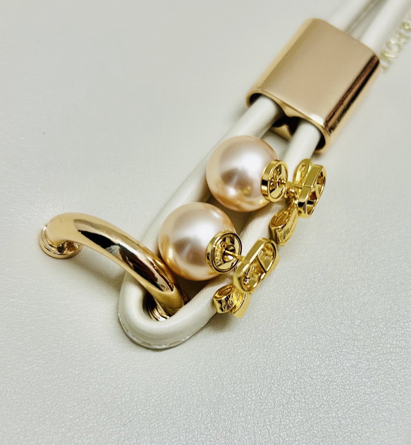 ❤️迪奥 新款👼一线大牌都爱的Dior·迪奥 新品字母CD耳环 金属质感逆袭版字母潮范儿抢风头  完全胜