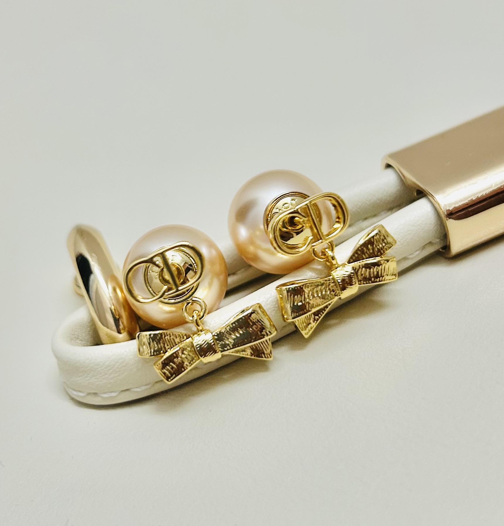 ❤️迪奥 新款👼一线大牌都爱的Dior·迪奥 新品字母CD耳环 金属质感逆袭版字母潮范儿抢风头  完全胜