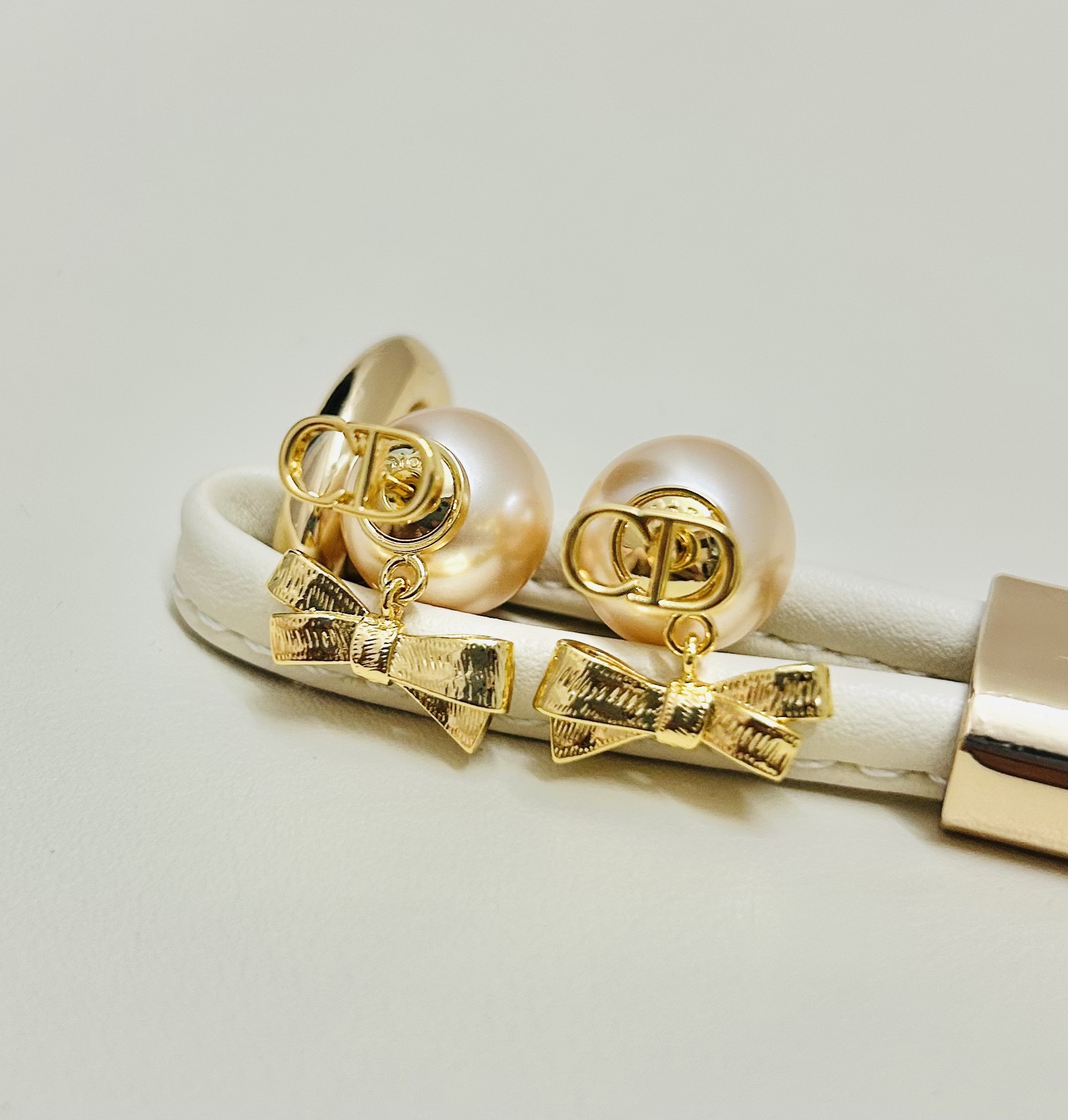 ❤️迪奥 新款👼一线大牌都爱的Dior·迪奥 新品字母CD耳环 金属质感逆袭版字母潮范儿抢风头  完全胜