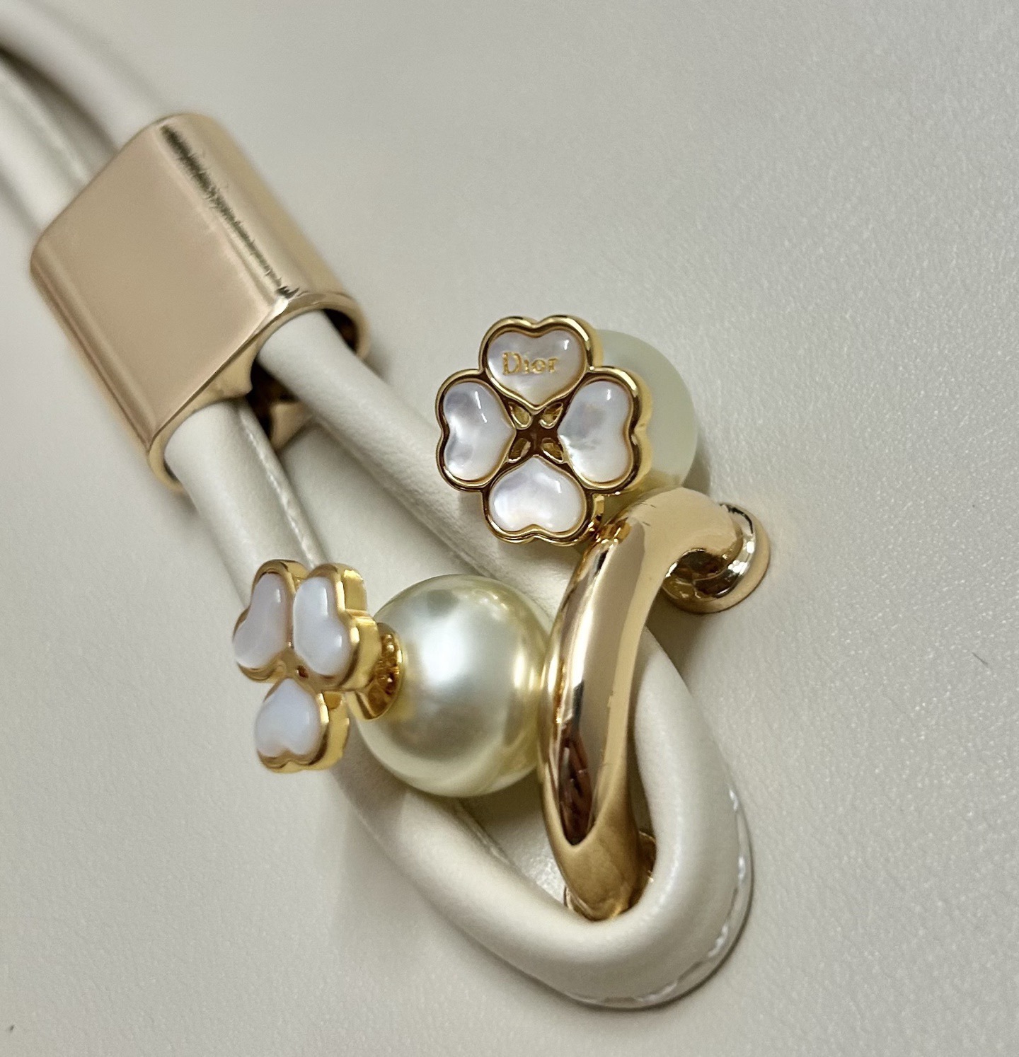 ❤️迪奥 新款👼一线大牌都爱的Dior·迪奥 新品耳环 金属质感逆袭版字母潮范儿抢风头  完全胜任现代年