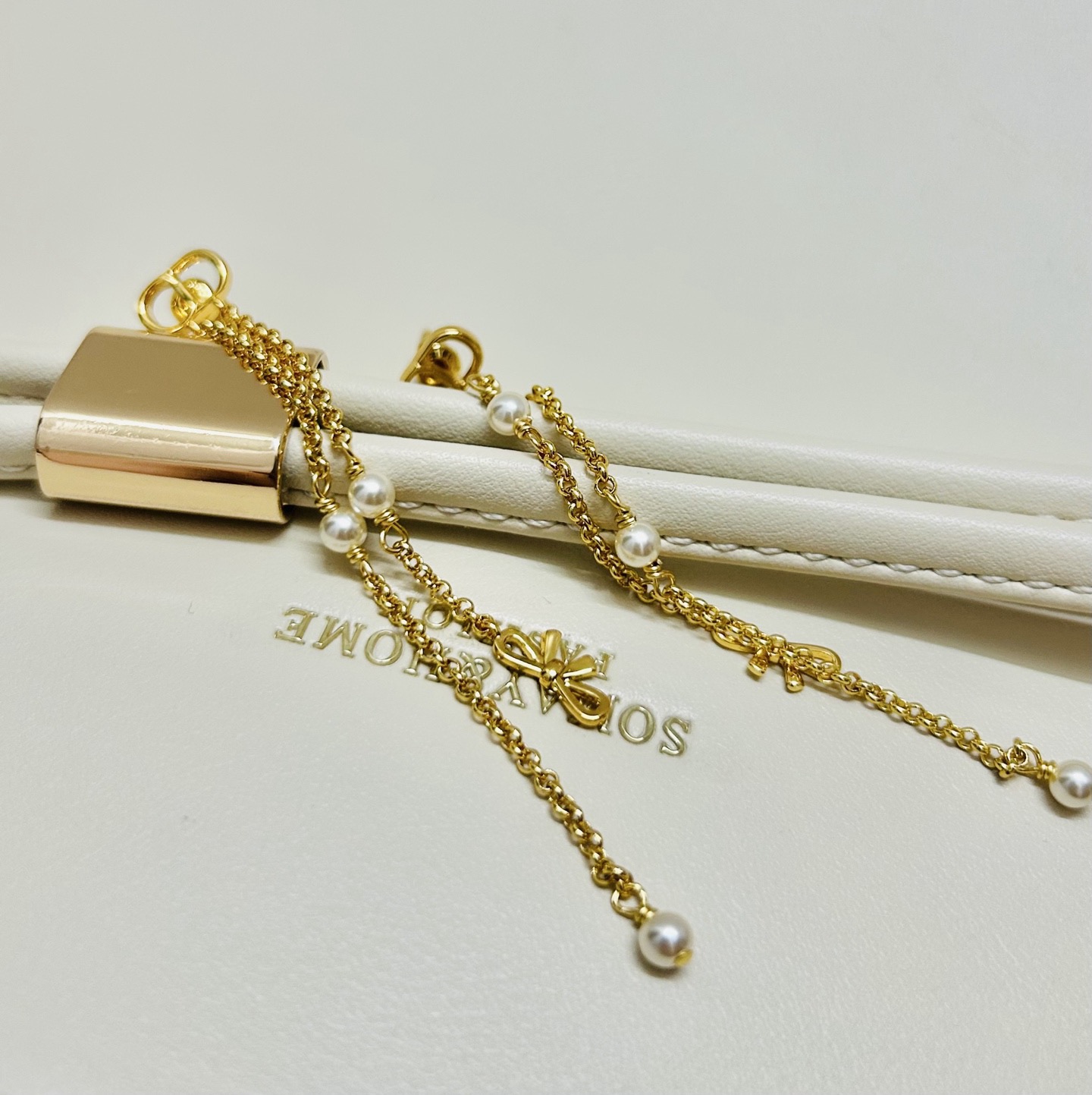 ❤️迪奥 新款流苏耳环👼一线大牌都爱的Dior·迪奥 新品字母耳环 金属质感逆袭版字母潮范儿抢风头  完