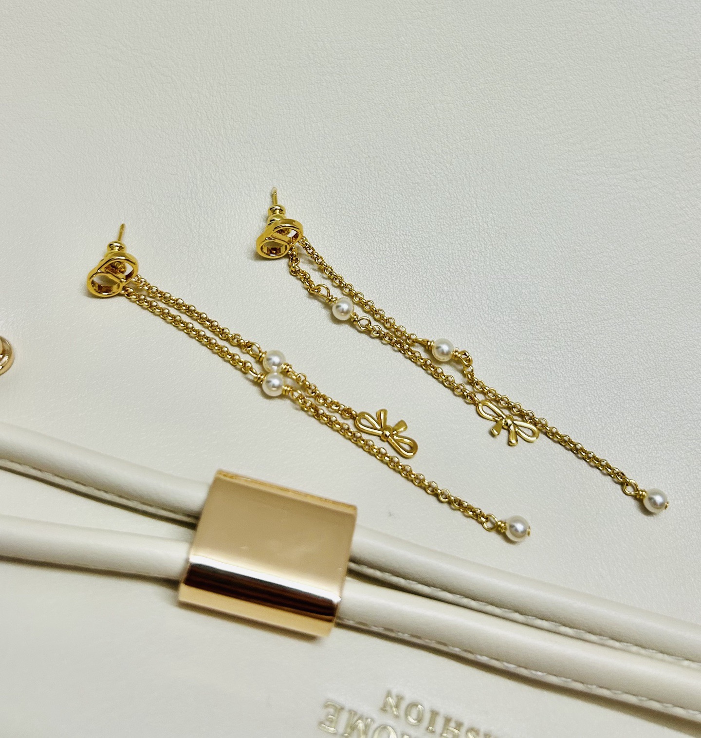 ❤️迪奥 新款流苏耳环👼一线大牌都爱的Dior·迪奥 新品字母耳环 金属质感逆袭版字母潮范儿抢风头  完