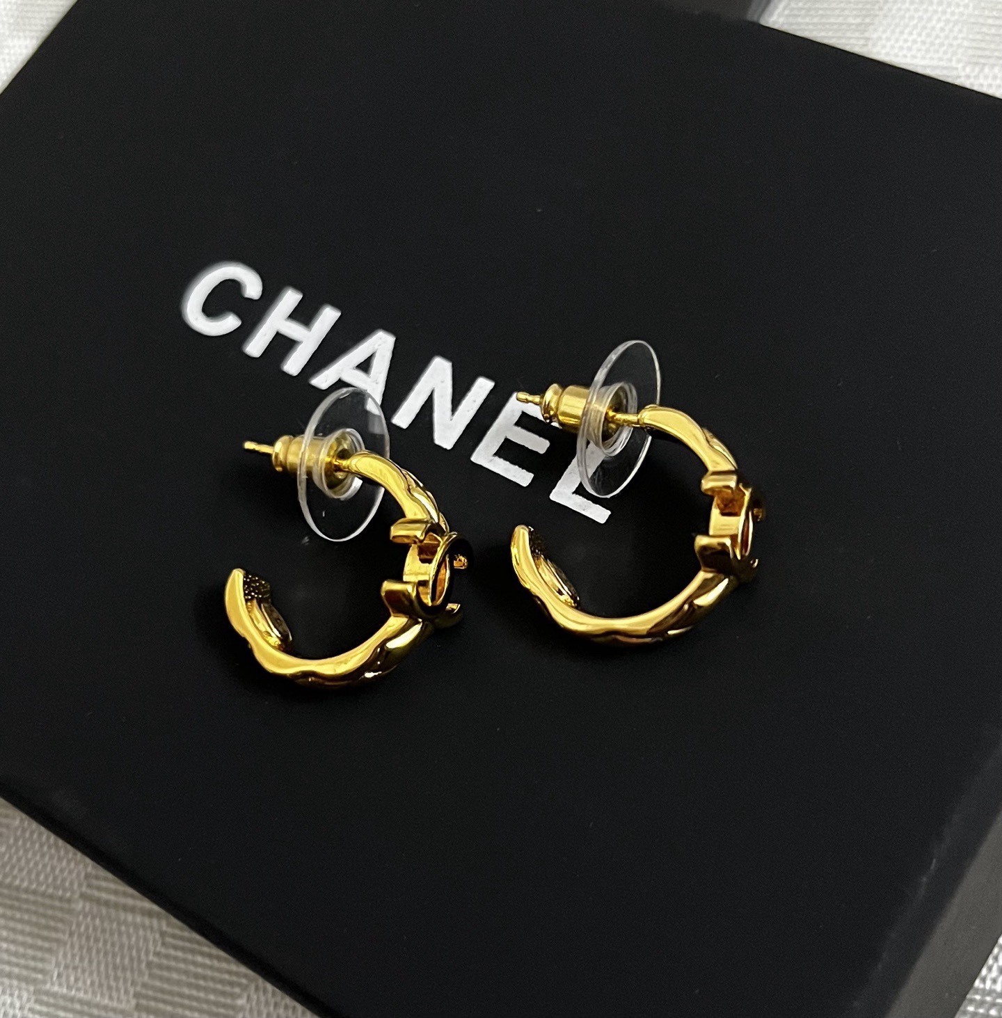 ❤️官网打版 小香 CHANEL  双C耳钉。 优雅大方精工设计   雕刻 非常修饰脸型    青春活力