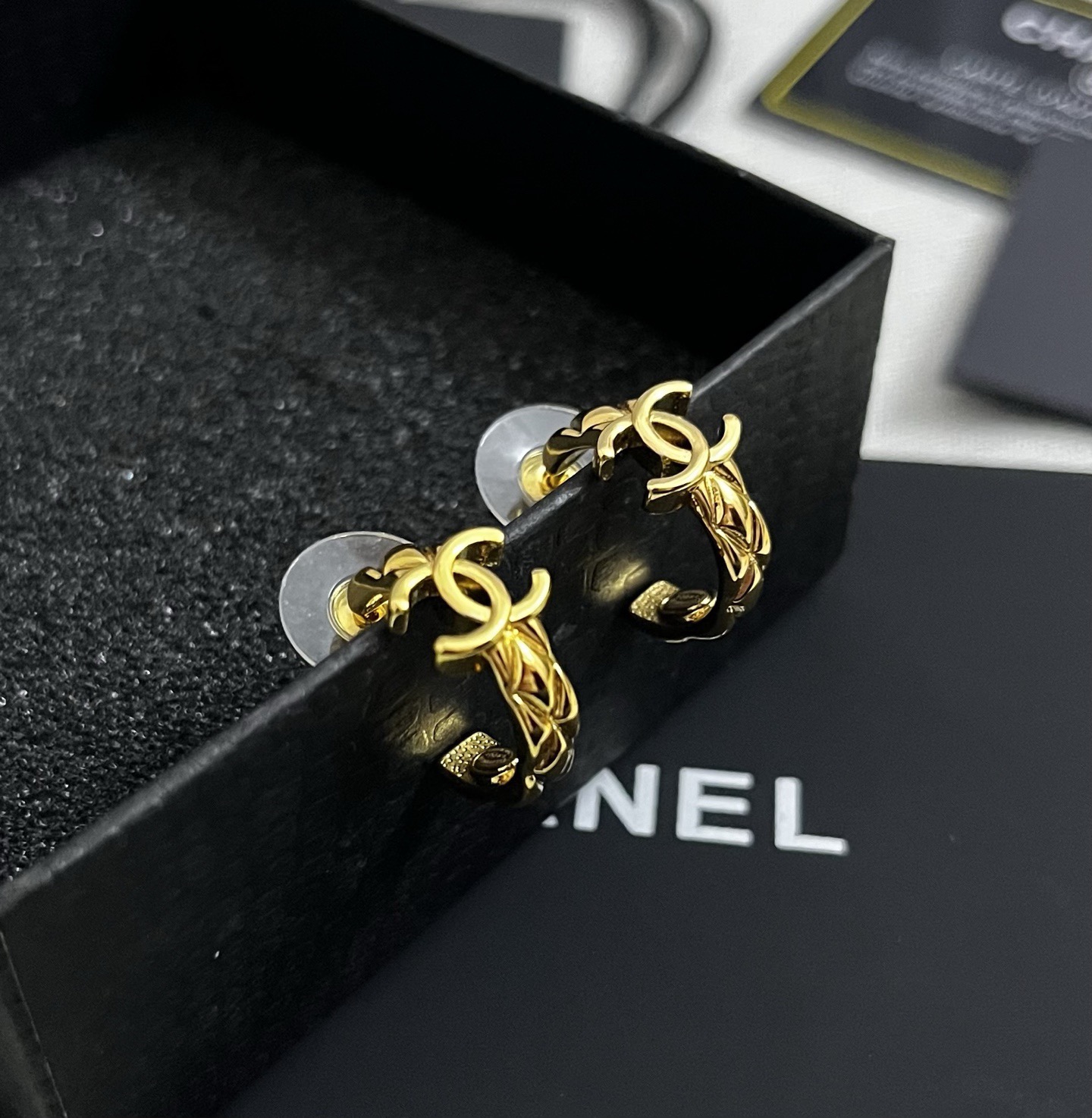 ❤️官网打版 小香 CHANEL  双C耳钉。 优雅大方精工设计   雕刻 非常修饰脸型    青春活力