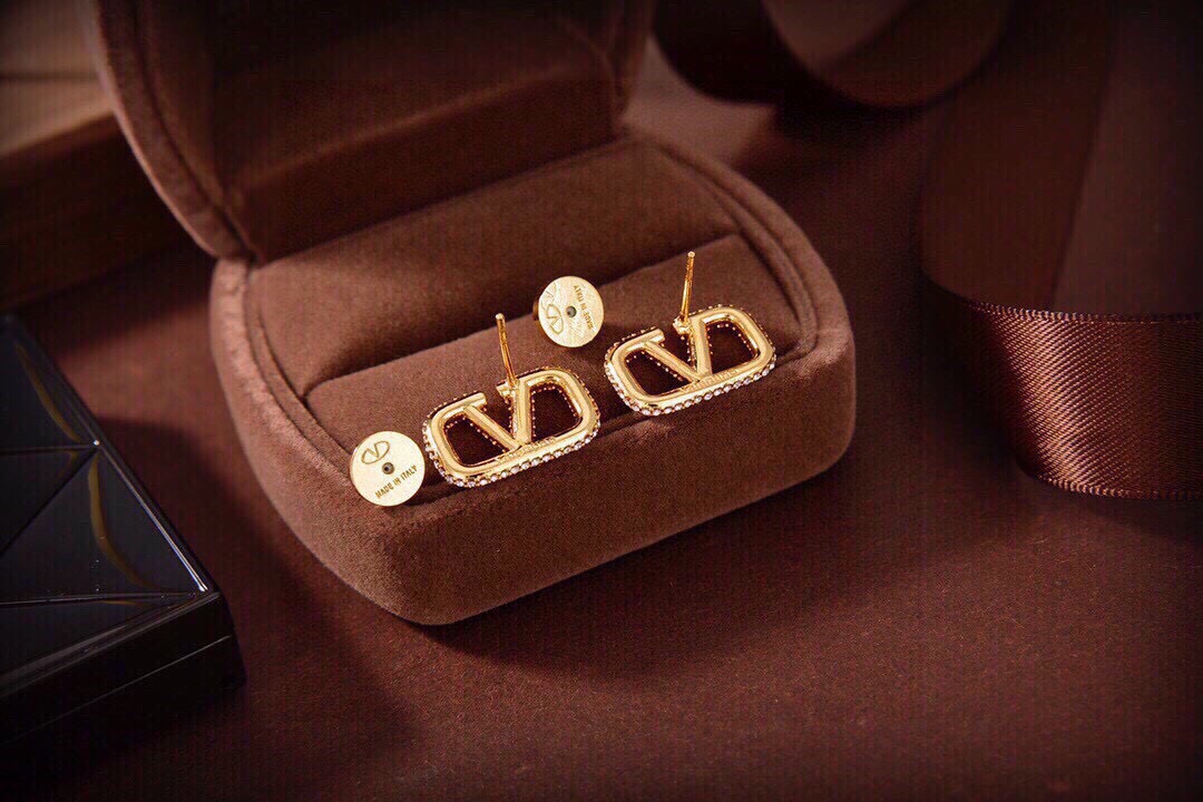 ❤️Valentino 华伦天奴 满钻耳钉💫重磅新品火爆网络来了 简约大方  时尚百搭✅ 金色耳钉🌟专柜