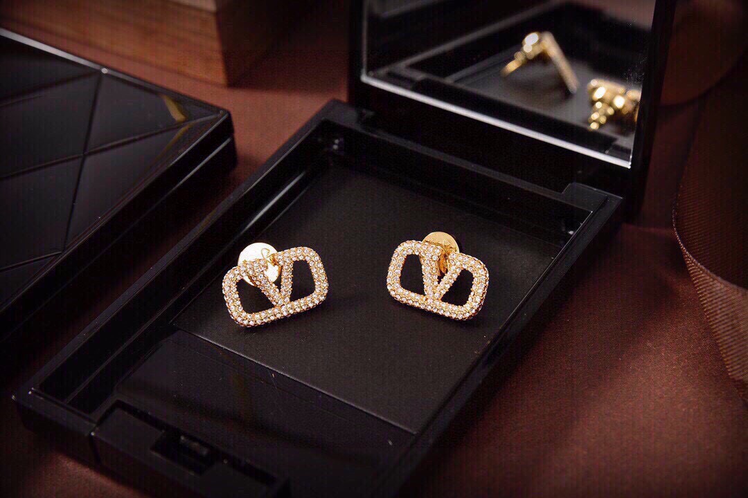 ❤️Valentino 华伦天奴 满钻耳钉💫重磅新品火爆网络来了 简约大方  时尚百搭✅ 金色耳钉🌟专柜