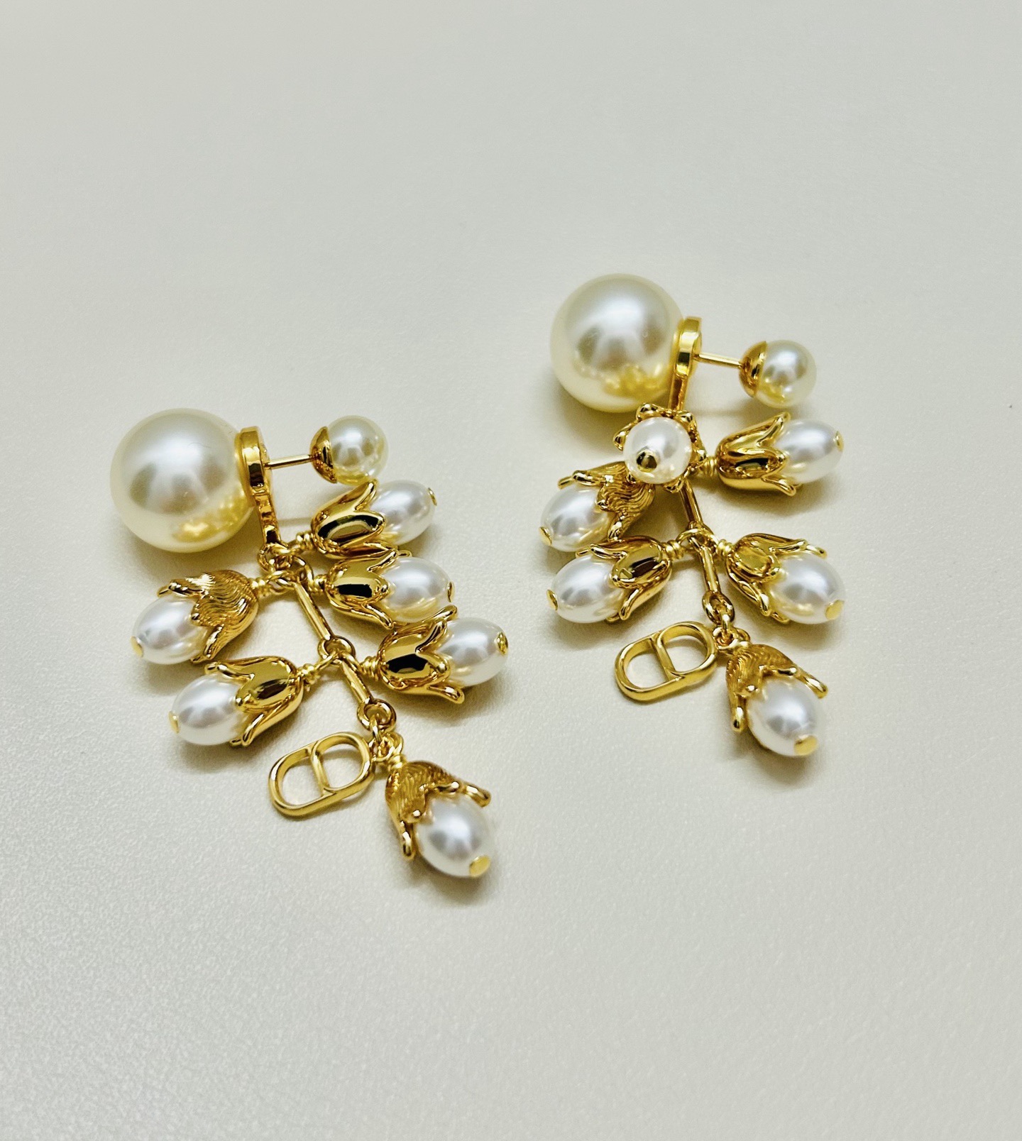 ❤️迪奥 新款👼一线大牌都爱的Dior·迪奥 新品字母CD耳环 金属质感逆袭版字母潮范儿抢风头  完全胜
