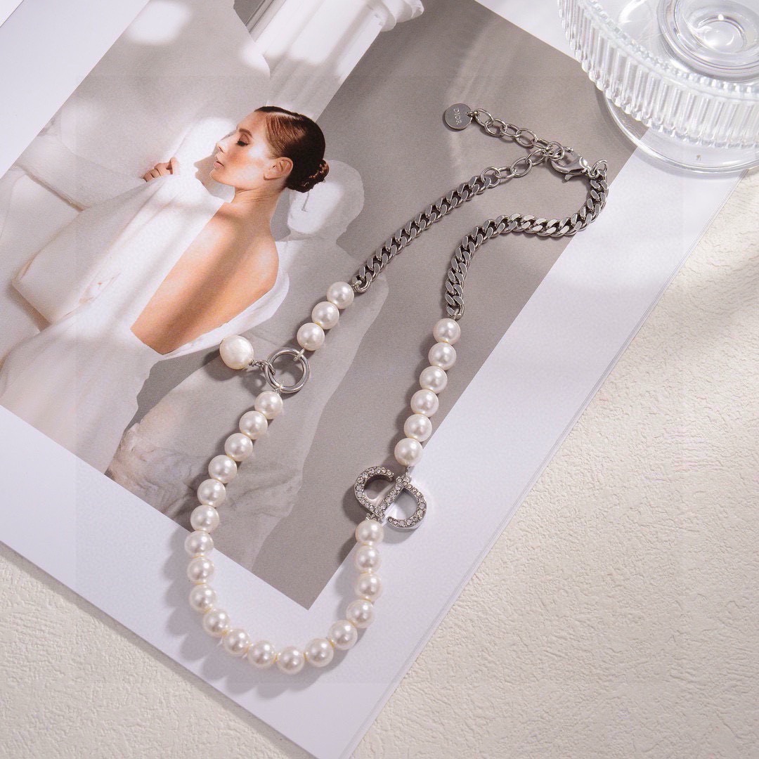 ❤️迪奥 新款👼一线大牌都爱的Dior·迪奥 新品项链 金属质感逆袭版字母潮范儿抢风头  完全胜任现代年