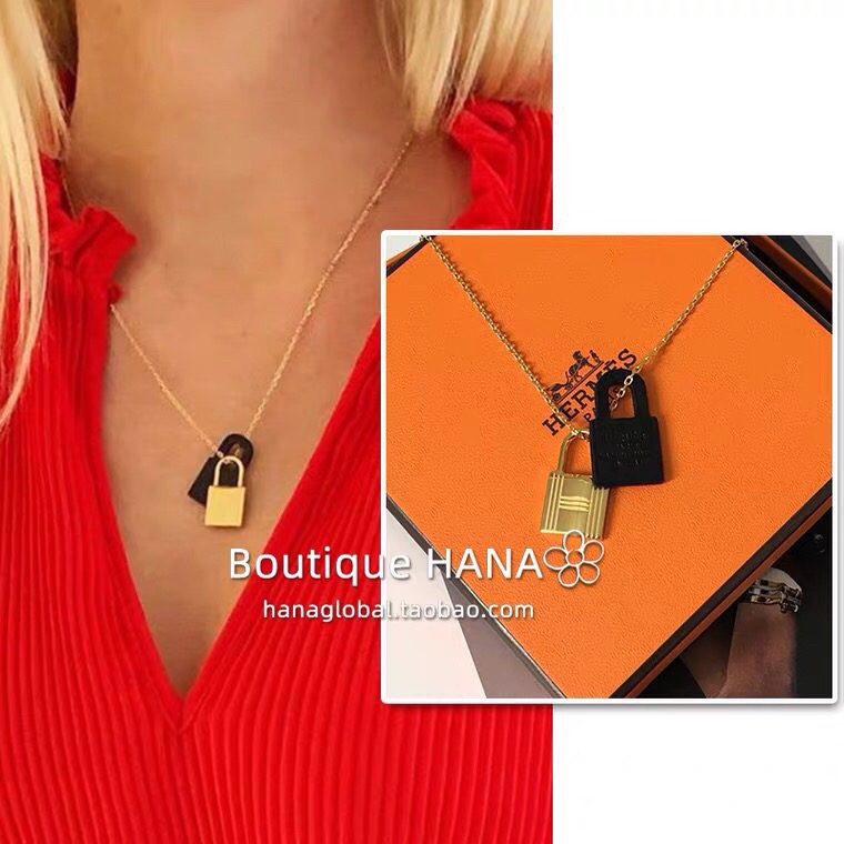 Collier Hermes Confettis en métal doré avec breloque cadenas noir mat 40cm