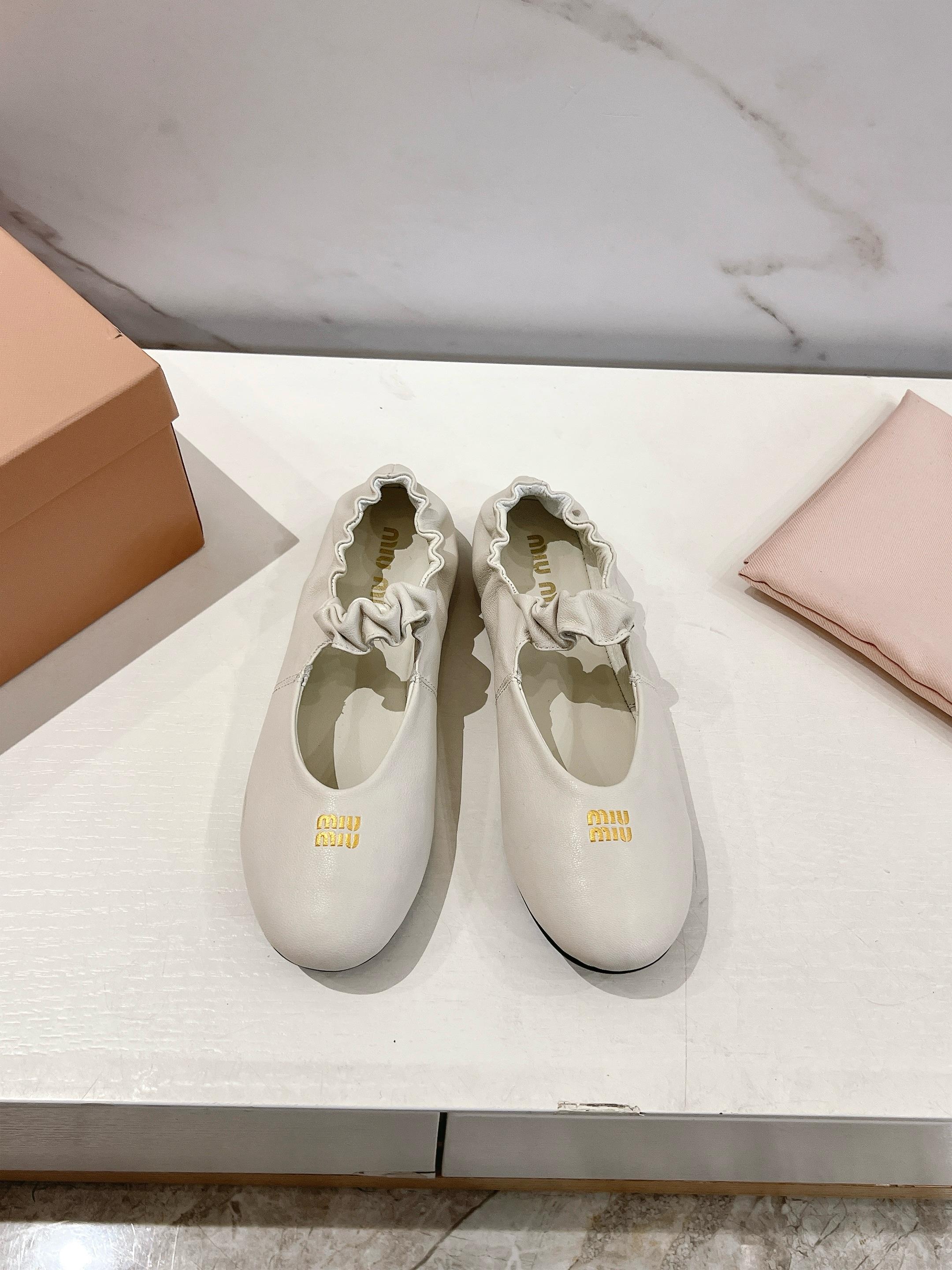 NO:236558,High-version MiuMiu/MuMiu 25ss Early Spring Show new style, one-foot lazy shoes, Mary Jane ballet shoes, flat single shoes, official spring and summer show new style, fashionable and versatile, salty and sweet, not polished at all, super age-reducing whether wearing barefoot or socks, super invincible and versatile!  (ZP development) Custom imported cowhide, inner sheepskin, original rubber outsole, size 35-39 (40.41 custom made, no return or exchange), single shoes, miumiu, mary jane, cowhide, sheepskin, socks19860909高版本  MiuMiu/缪缪25ss早春走秀新款一脚蹬懒人鞋玛丽珍芭蕾舞鞋·平底单鞋 官方春夏走秀新款,时髦百搭·即可咸又可甜·一点也不磨脚·无论光脚穿还是搭配袜子穿都超级减龄 超级无敌百搭！（ZP开发） 鞋面定制进口牛皮 内里羊皮 鞋底原版橡胶大底 码数35-39（40.41订做不退换）,单鞋,miumiu,mary jane,cowhide,sheepskin,socks,Women's Shoes
