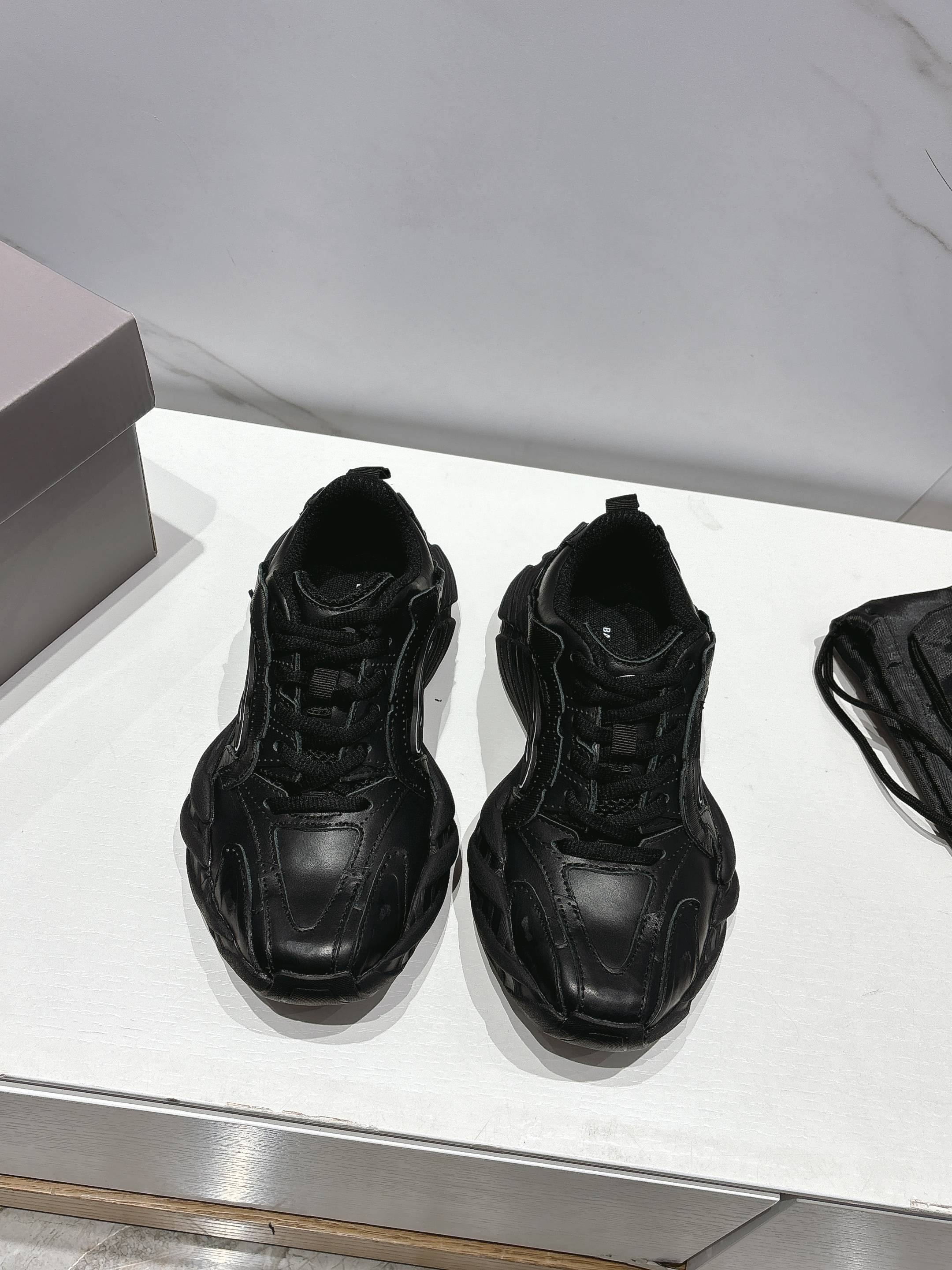 NO:236554,Women, men's 360 couples, purchasing grade Balenciaga, the latest hit Sneaker series, casual dad shoes, sports shoes The overall shoe shape draws on the creative ideas of the two shoe shapes, Balenciaga Track and Balenciaga Runner, which is equivalent to removing the outer frame of the Track shoe body and inheriting Runner's streamlined shape and Track flat toe. Original custom imported cowhide, original model opening ultralight MD combination, super light, super comfortable Size#35-45, dad shoes, balenciaga, balenciaga, sneakers, cowhide19860909女 男款360情侣款 代购级 Balenciaga 巴黎世家最新爆款 Sneaker系列 休闲 老爹鞋 运动鞋  整体鞋型汲取了Balenciaga Track和Balenciaga Runner两款鞋型的创作思路 相当于把 Track鞋身的外框拆了下来 同时继承了 Runner的流线造型和 Track扁平的鞋头. 原版定制进口牛皮面料 原版开模超轻MD组合 超级轻 超级舒适 Size#35-45,老爹鞋,balenciaga,balenciaga,sneakers,cowhide,Women's Shoes