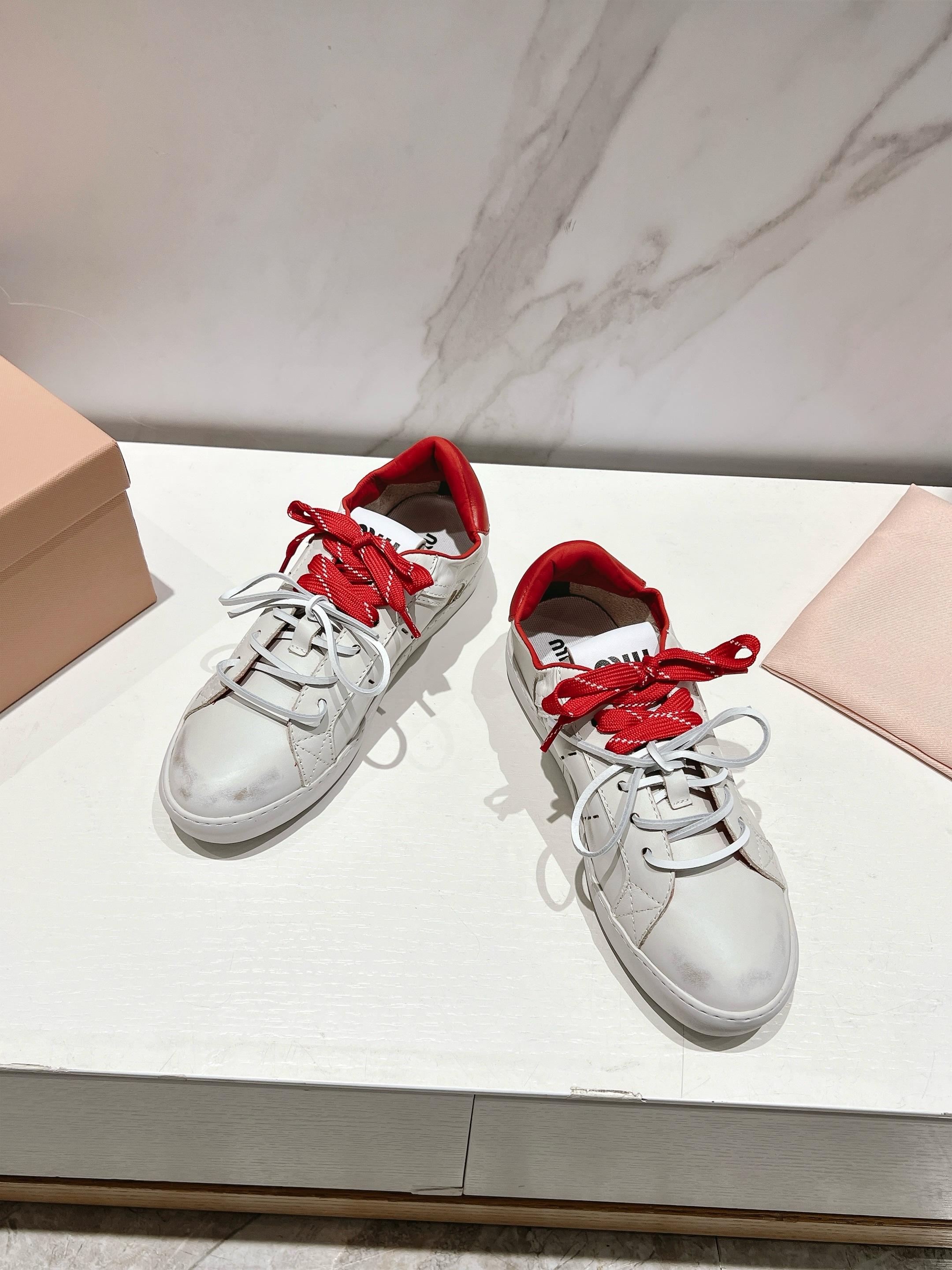 NO:236542,MiuMiu 25ss Spring and summer new style cookie shoes Forrest Gump shoes casual sneakers, miumiu latest hits, avant-garde and bold design, Miu Miu style is integrated into the simple lines of this thick-soled canvas sneaker, and the chic logo is decorated on the tongue and back of the shoe, embellishing the retro design, adding iconic elements!  Thick sole design defines avant-garde modern style, original custom fabric / ox back velvet inner lining original imported soft lamb wool original open mold non-slip rubber outsole Size#35-40, casual shoes/sports shoes, miumiu, sneakers19860909MiuMiu 缪缪 25ss 春夏新款 饼干鞋 阿甘鞋休闲运动鞋,miumiu最新爆款 前卫大胆的设计,Miu Miu风格融于此款厚底帆布运动鞋的简约线条,别致徽标饰于鞋舌与背面,点缀复古设计,平添标志性元素！厚底设计定义前卫的现代风格,面料原版定制布料/牛反绒 内里原版进口柔软羊羔毛 鞋底原版开模防滑橡胶大底 Size#35-40,休闲鞋/运动鞋,miumiu,sneakers,Women's Shoes