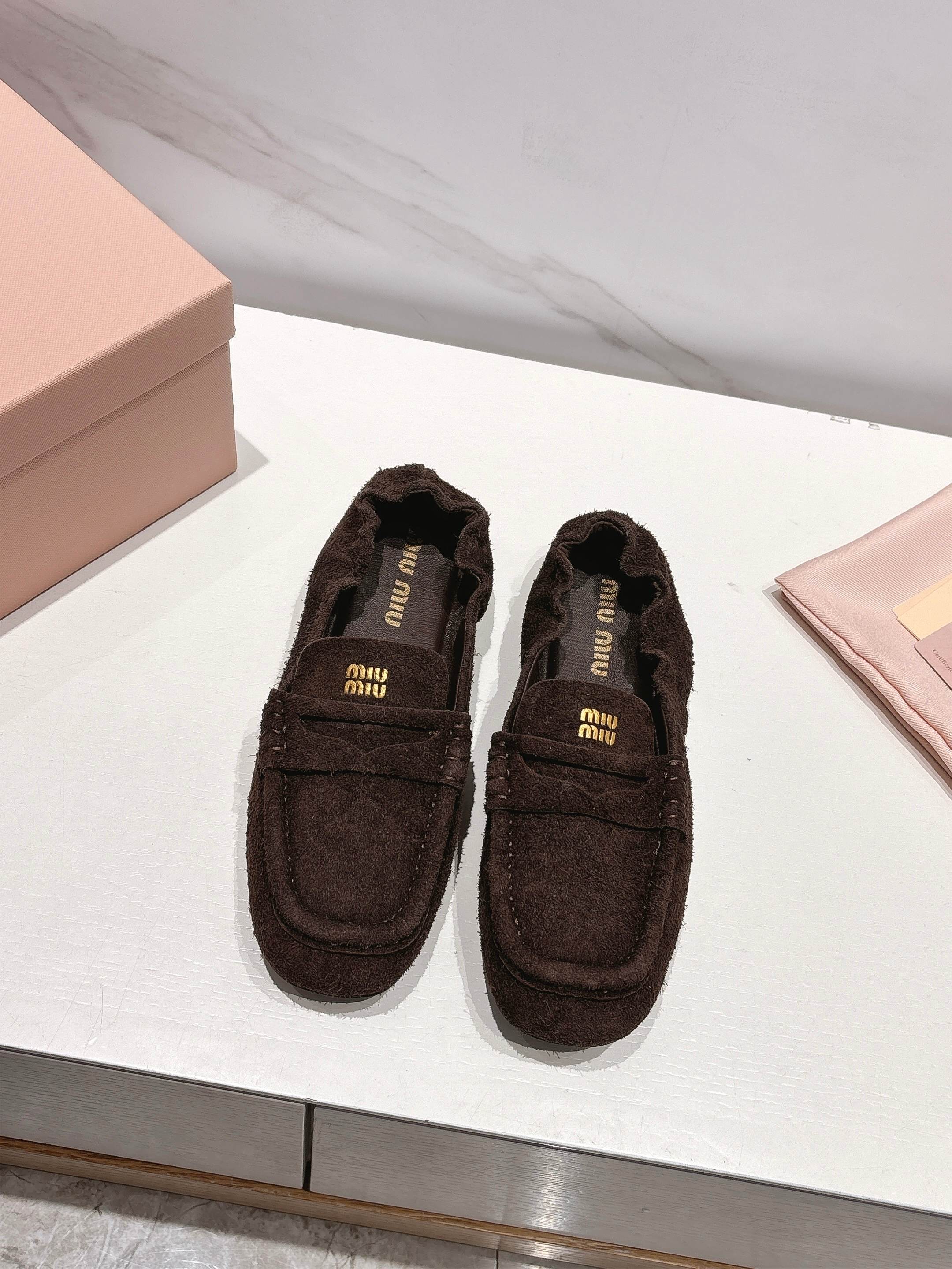 NO:236543,High-version flat-soled MiuMiu/MuMiu 25ss early spring show new style, one-foot lazy shoes, Mary Jane ballet shoes, high-heeled single shoes, the official spring and summer show new style, fashionable and versatile, salty and sweet, not polished at all, whether worn barefoot or socks, it will reduce age and be super invincible and versatile!  (ZP development) Custom imported cowhide inner sheepskin sole imported genuine leather outsole heel height 1cm size 35-39 (40 custom made without return or exchange), ballet shoes, miumiu, mary jane, cowhide, sheepskin, Leather soles, socks19860909高版本 平底  MiuMiu/缪缪25ss早春走秀新款一脚蹬懒人鞋玛丽珍芭蕾舞鞋·高跟单鞋 官方春夏走秀新款,时髦百搭·即可咸又可甜·一点也不磨脚·无论光脚穿还是搭配袜子穿都超级减龄 超级无敌百搭！（ZP开发） 鞋面定制进口牛皮 内里羊皮 鞋底进口真皮大底 跟高1cm 码数35-39（40订做不退换）,芭蕾舞鞋,miumiu,mary jane,cowhide,sheepskin,Leather soles,socks,Women's Shoes