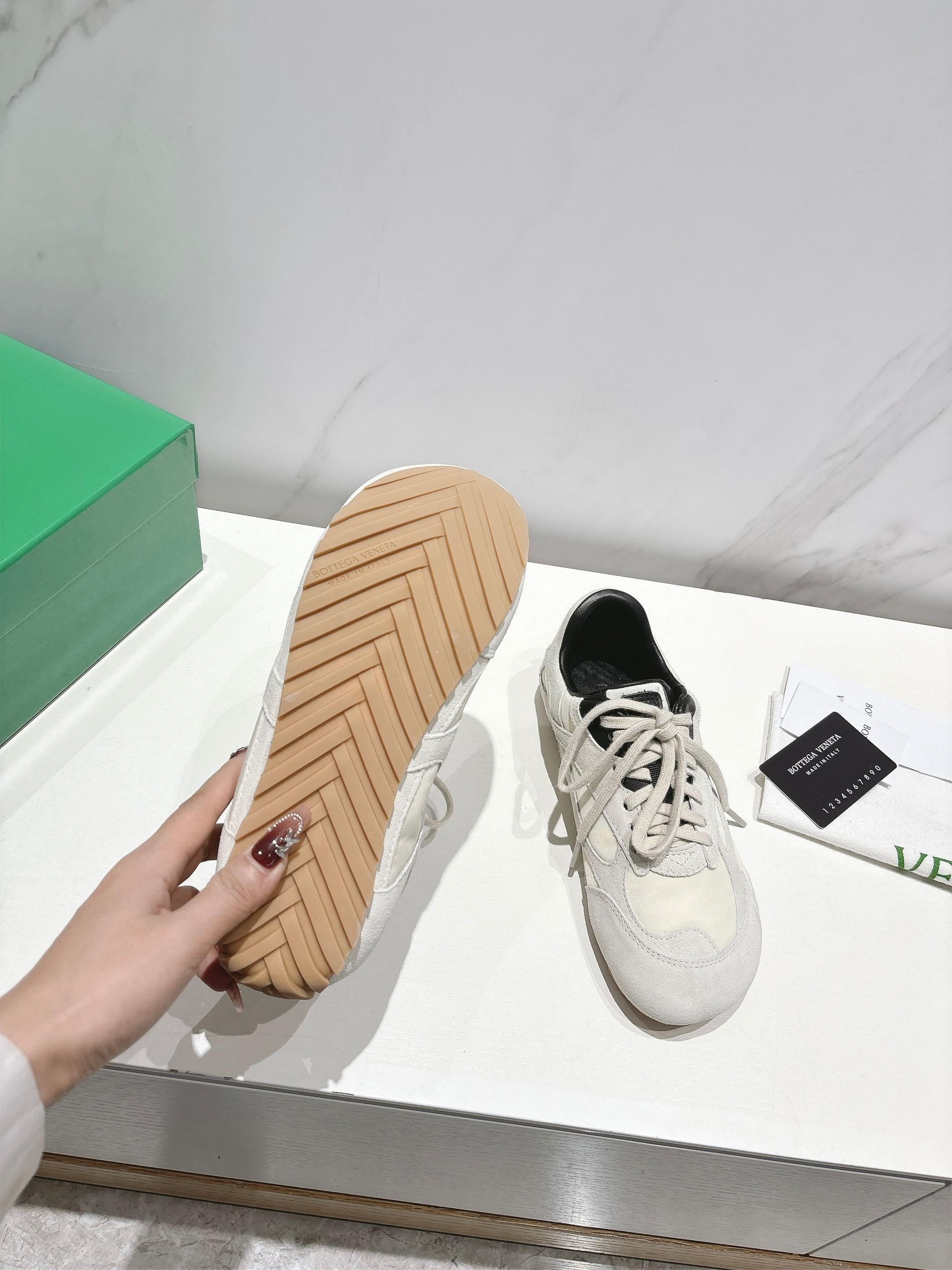 NO:387641,Women's model 260 [Bottega Veneta's new Orbit series] - When retro aesthetics meet futuristic design - Baodie's most worth buying sports shoes is here!  Inspired by the free spirit of the 1990s, the brand's classic weaving elements are integrated into the space cloth technology fabric, and every detail shows a unique low-key luxury. Highlight analysis Neutral design | Couples' high-end feeling full of dynamic aesthetics | Matthieu Blazy's iconic silhouette Space cloth material | Lightweight fit like a second layer of skin Retro thick bottom | quietly increasing height by 3cm and not showing heavy weight From commuting to dating, a pair of unlocks!  Paired with suit pants, it is surprisingly elegant with a dress~ The real details are ready #BottegaVeneta #Same style as designer #Niuniversal sneakers #High-end style / About the material./ FABRIC CONTENT Fabric: Original custom ox back velvet inner lid: imported sheepskin sole: original open mold-proof TPU material, thick sole, 2CM height increase 3cm Size: Women's 35-40 / Men's 39-45 (Women's 40 / Men's 45 custom-made, no return or exchange), casual shoes/sports, bottega veneta, bottega veneta, sneakers, skirts, business suit, sheepskin19860909女款 男款260【Bottega Veneta 全新Orbit系列】  ——当复古美学遇见未来感设计——  葆蝶家最值得入手的运动鞋来啦！ 以90年代自由精神为灵感,将品牌经典编织元素融入太空布科技面料,每一处细节都彰显独有的低调奢华.  亮点解析  中性设计｜情侣出街高级感拉满  动态美学｜Matthieu Blazy标志性廓形  太空布材质｜轻盈贴合如第二层肌肤  复古厚底｜悄悄增高3cm还不显笨重  从通勤到约会,一双解锁 ！搭配西装裤率性利落,配连衣裙竟意外优雅～  实拍细节已备好  #BottegaVeneta #设计师同款 #小众运动鞋 #高级感穿搭 /关于材质./ FABRIC CONTENT 面料 : 原版定制牛反绒 内里 : 进口羊皮 鞋底 : 原版开模防滑TPU材质 底厚 2CM内增高3cm Size : 女款35-40 / 男款39-45（女40/男45定做不退换）,休闲鞋/运动鞋,bottega veneta,bottega veneta,sneakers,skirts,business suit,sheepskin,Women's Shoes