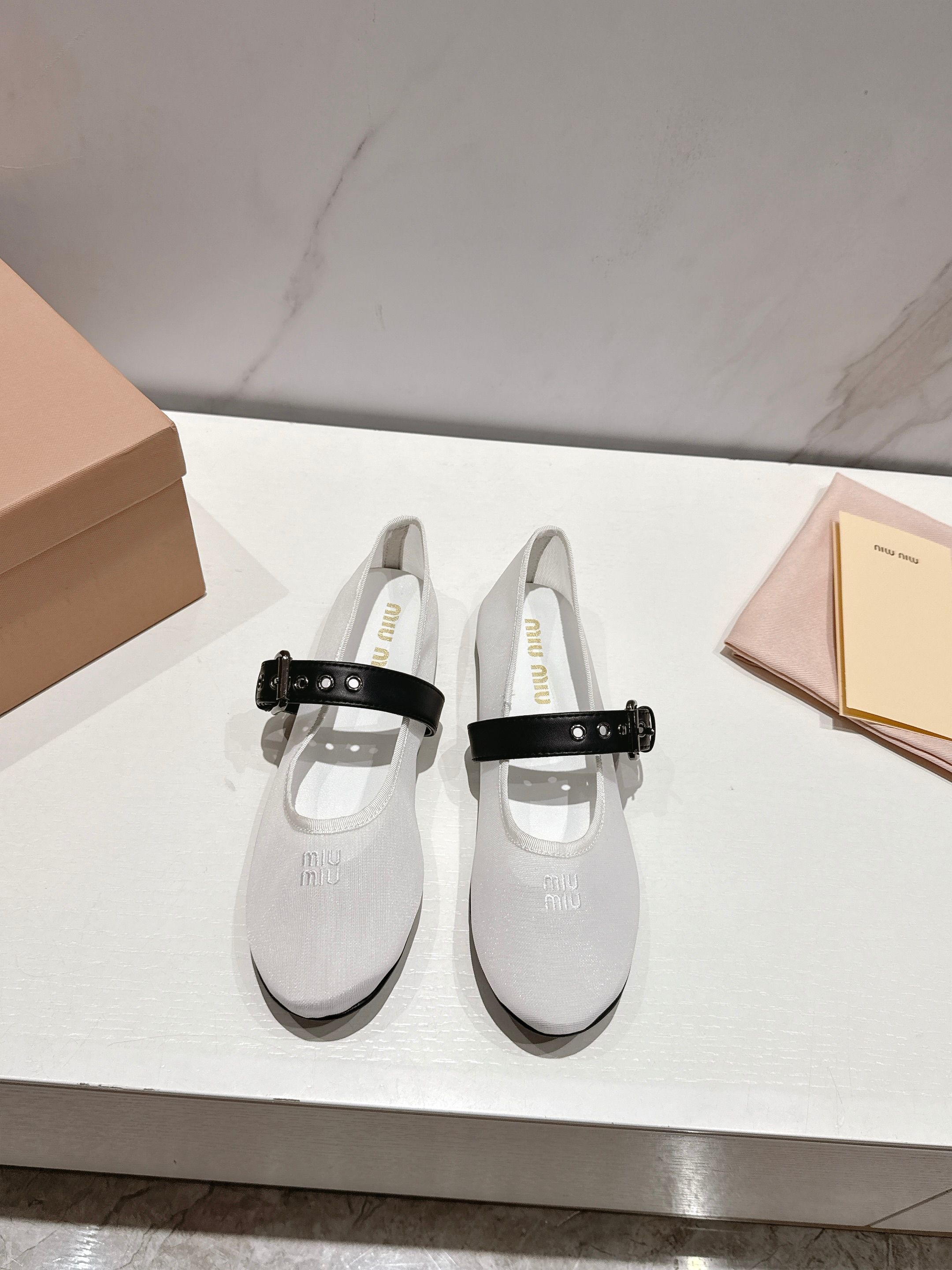 NO:387687,[Miu Miu 25 Summer Ballet Shoes] — Every inch interprets the elegant genes of French girls — I finally waited for this pair of Mary Jane, who made her heart beat a missed shot!  Miu Miu's ballet shoes made of top lambskin this season perfectly combine 'girl's heart' and 'high-end sense'. The slightly round head design hides the retro soul of the 1990s, and the perfect skin exposure of 3cm makes the ankle lines beautiful like a work of art~ Why is it worth owning immediately?   Hand quilting in Italian workshop｜Every stitch is full of luxury paranoia, adjustable tripod band｜At all from 36 to 41 sizes, you can find a 'tailored' fit, Secret anti-slip bottom｜Invisible black technology that won't slip even when you're walking in a waltz. Paired with a floral skirt, it is a literary girl from the left bank of Paris, and instantly transformed into a street in Milan.  The most unmissable 'atmosphere' this summer is the one #MiuMiu2025 #Ballet Shoes #Luxury Flat Replacement #Niubiquitous Design The upper uses imported brushed cloth, inner footbed sheepskin, original molded rubber outsole, light and comfortable Size: 35-41 (40 41 custom made without return) With original packaging, ballet shoes, miumiu, mary jane, skirts, jeans, sheepskin19860909【Miu Miu 25夏季芭蕾舞鞋】  ——每一寸都在诠释法式少女的优雅基因——  终于等到这双让心跳漏拍的玛丽珍！ Miu Miu本季用顶级小羊皮打造的芭蕾舞鞋,把「少女心」和「高级感」完美糅合.微微的圆头设计藏着90年代复古魂,3cm恰到好处的露肤度,让脚踝线条美得像艺术品～  为什么值得立刻拥有？  意大利工坊手工绗缝｜每一针都透着奢侈品的偏执  可调节绊带｜从36码到41码都能找到「量身定制」的贴合感  秘密防滑底｜穿着跳华尔兹都不会打滑的隐形黑科技  搭配碎花裙是巴黎左岸文艺少女,配牛仔裤瞬间变身米兰街头It Girl！今夏最不能错过的「氛围感单品」非它莫属  #MiuMiu2025 #芭蕾舞鞋 #奢侈品平替 #小众设计 鞋面采用进口拉丝布 内里垫脚羊皮 原版开模橡胶大底 轻便舒适 码数:35-41（40 41订做不退换） 配原版包装,芭蕾舞鞋,miumiu,mary jane,skirts,jeans,sheepskin,Women's Shoes