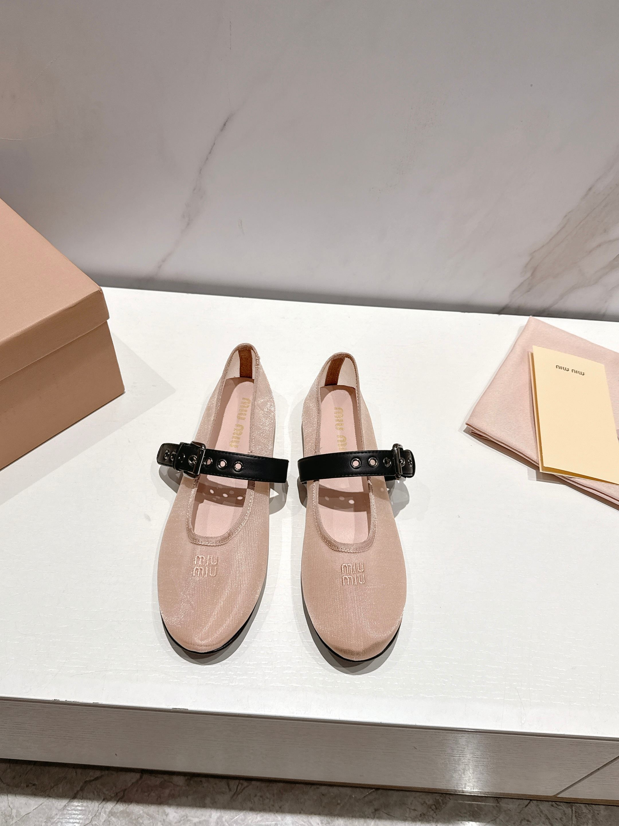 NO:387693,High quality!  Top quality miumiu 25 summer new product Mary Jane ballet dance shoes flat simple single shoes grandma shoes!  Full of girlish hearts, the style design is cute and elegant, and it has beautiful colors. It is simple and hiding a trick. It is elegant and elegant, elegant and low-key to show its temperament. It can be salty or sweet, it is really beautiful. The slightly round head adds a little retro flavor!  Be casual, retro and fashionable, versatile and comfortable ~ The upper is made of imported brushed cloth, inner foot padded sheepskin, original molded rubber outsole, light and comfortable Size: 35-41 (40 41 custom made without return) With original packaging, ballet shoes, miumiu, mary jane, sheepskin19860909高品质！顶级品质miumiu 缪缪25夏季新品玛丽珍芭蕾舞跳舞鞋平底简易单鞋奶奶鞋！ 满满的少女心,款式设计可爱优雅不乏美艳色彩,简简单单又藏着小心机,优雅大方低调显气质,可咸可甜真的太美了,微微的圆头又增添了一点复古的味道！随性而为 复古时髦 百搭舒适 ～ 鞋面采用进口拉丝布 内里垫脚羊皮 原版开模橡胶大底 轻便舒适 码数:35-41（40 41订做不退换） 配原版包装,芭蕾舞鞋,miumiu,mary jane,sheepskin,Women's Shoes