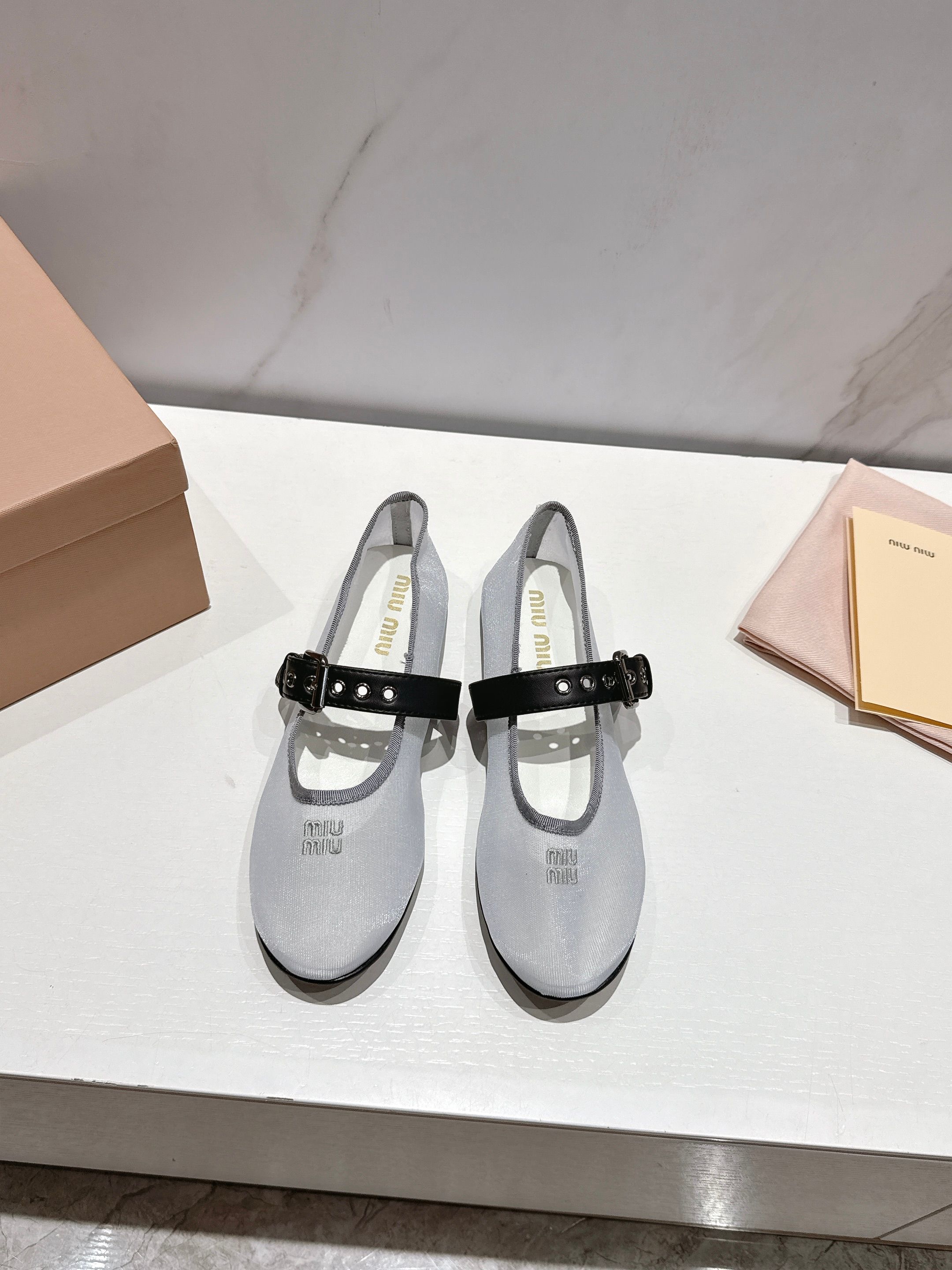 NO:387626,[Miu Miu 25 Summer Ballet Shoes] — Every inch interprets the elegant genes of French girls — I finally waited for this pair of Mary Jane, who made her heart beat a missed shot!  Miu Miu's ballet shoes made of top lambskin this season perfectly combine 'girl's heart' and 'high-end sense'. The slightly round head design hides the retro soul of the 1990s, and the perfect skin exposure of 3cm makes the ankle lines beautiful like a work of art~ Why is it worth owning immediately?   Hand quilting in Italian workshop｜Every stitch is full of luxury paranoia, adjustable tripod band｜At all from 36 to 41 sizes, you can find a 'tailored' fit, Secret anti-slip bottom｜Invisible black technology that won't slip even when you're walking in a waltz. Paired with a floral skirt, it is a literary girl from the left bank of Paris, and instantly transformed into a street in Milan.  The most unmissable 'atmosphere' this summer is the one #MiuMiu2025 #Ballet Shoes #Luxury Flat Replacement #Niubiquitous Design The upper uses imported brushed cloth, inner footbed sheepskin, original molded rubber outsole, light and comfortable Size: 35-41 (40 41 custom made without return) With original packaging, ballet shoes, miumiu, mary jane, skirts, jeans, sheepskin19860909【Miu Miu 25夏季芭蕾舞鞋】  ——每一寸都在诠释法式少女的优雅基因——  终于等到这双让心跳漏拍的玛丽珍！ Miu Miu本季用顶级小羊皮打造的芭蕾舞鞋,把「少女心」和「高级感」完美糅合.微微的圆头设计藏着90年代复古魂,3cm恰到好处的露肤度,让脚踝线条美得像艺术品～  为什么值得立刻拥有？  意大利工坊手工绗缝｜每一针都透着奢侈品的偏执  可调节绊带｜从36码到41码都能找到「量身定制」的贴合感  秘密防滑底｜穿着跳华尔兹都不会打滑的隐形黑科技  搭配碎花裙是巴黎左岸文艺少女,配牛仔裤瞬间变身米兰街头It Girl！今夏最不能错过的「氛围感单品」非它莫属  #MiuMiu2025 #芭蕾舞鞋 #奢侈品平替 #小众设计 鞋面采用进口拉丝布 内里垫脚羊皮 原版开模橡胶大底 轻便舒适 码数:35-41（40 41订做不退换） 配原版包装,芭蕾舞鞋,miumiu,mary jane,skirts,jeans,sheepskin,Women's Shoes