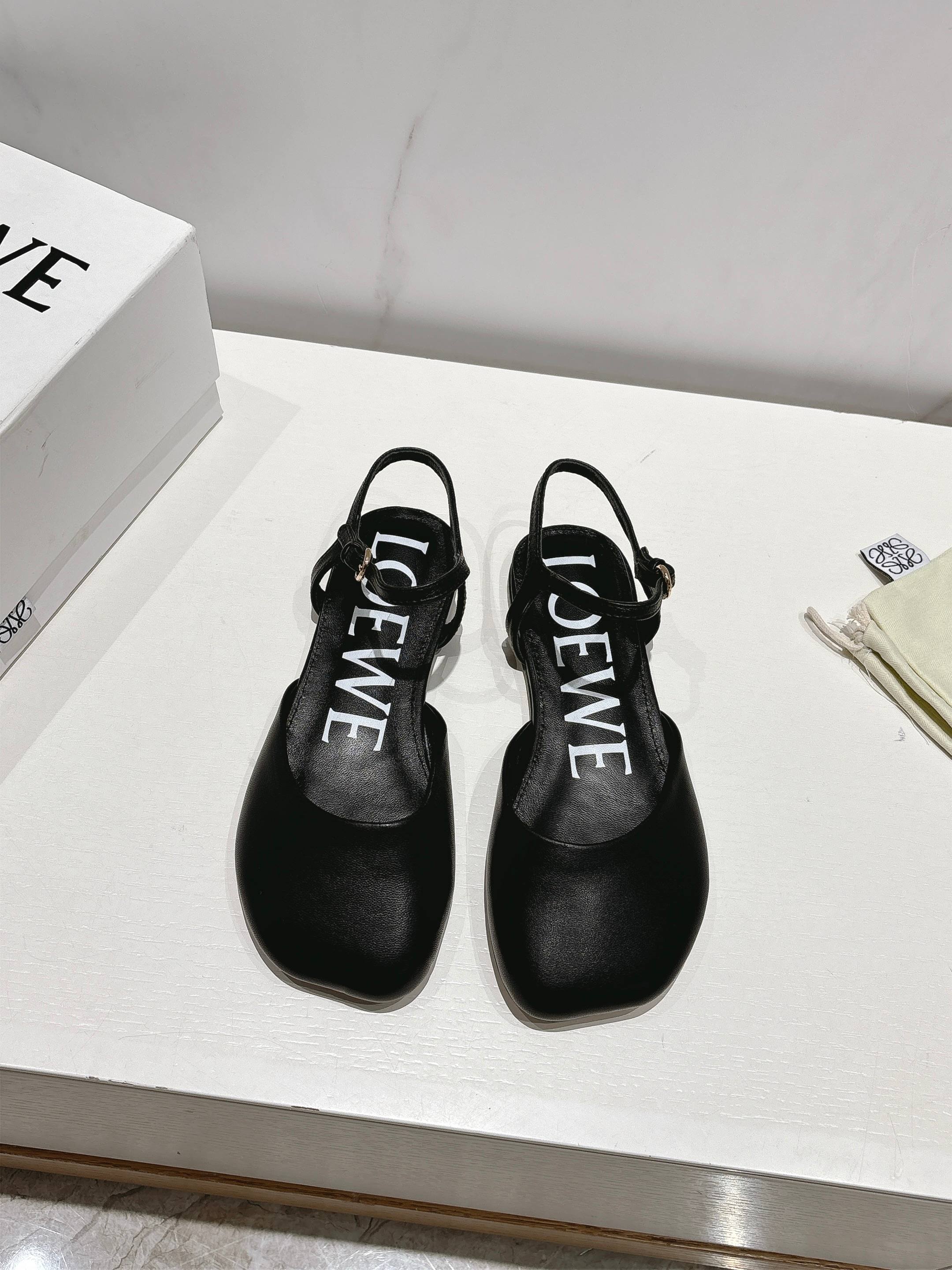 NO:387587,Loewe's new spring and summer flat sandals are here!  I was amazed directly on my feet!  [Design Highlights] Personalized square-head design, fashionable and versatile, easy to control various styles. Flat sole comfortable and not tired. You are not afraid of wearing it all day on shopping and dates. [High-end material] Full cowhide upper, full texture. Lambskin inner, soft and skin-friendly and not polished. Genuine leather sole, high-end details everywhere. Whether it is with jeans or small skirts, they are super good-looking, a must-have versatile artifact in summer!   #Loewe Sandals #Summer must-have #High-end outfit #WeChat new products Size:35-39 (40 custom made), sandals, loewe, loewe, sandals, skirts, jeans, cowhide, sheepskin, Leather soles19860909Loewe罗意威2025春夏新款平底凉鞋来啦！上脚直接被惊艳到！ 【设计亮点】  个性方头设计,时髦又百搭,轻松驾驭各种风格  平底舒适不累脚,逛街约会穿一整天都不怕 【高级材质】  全牛皮鞋面,质感满分  小羊皮内里,柔软亲肤不磨脚  真皮大底,细节处处显高级  不管是配牛仔裤还是小裙子都超好看,夏天必备的百搭神器！  #Loewe凉鞋 #夏季必备 #高级感穿搭 #微商新品 Size:35-39(40定做),凉鞋,loewe,loewe,sandals,skirts,jeans,cowhide,sheepskin,Leather soles,Women's Shoes