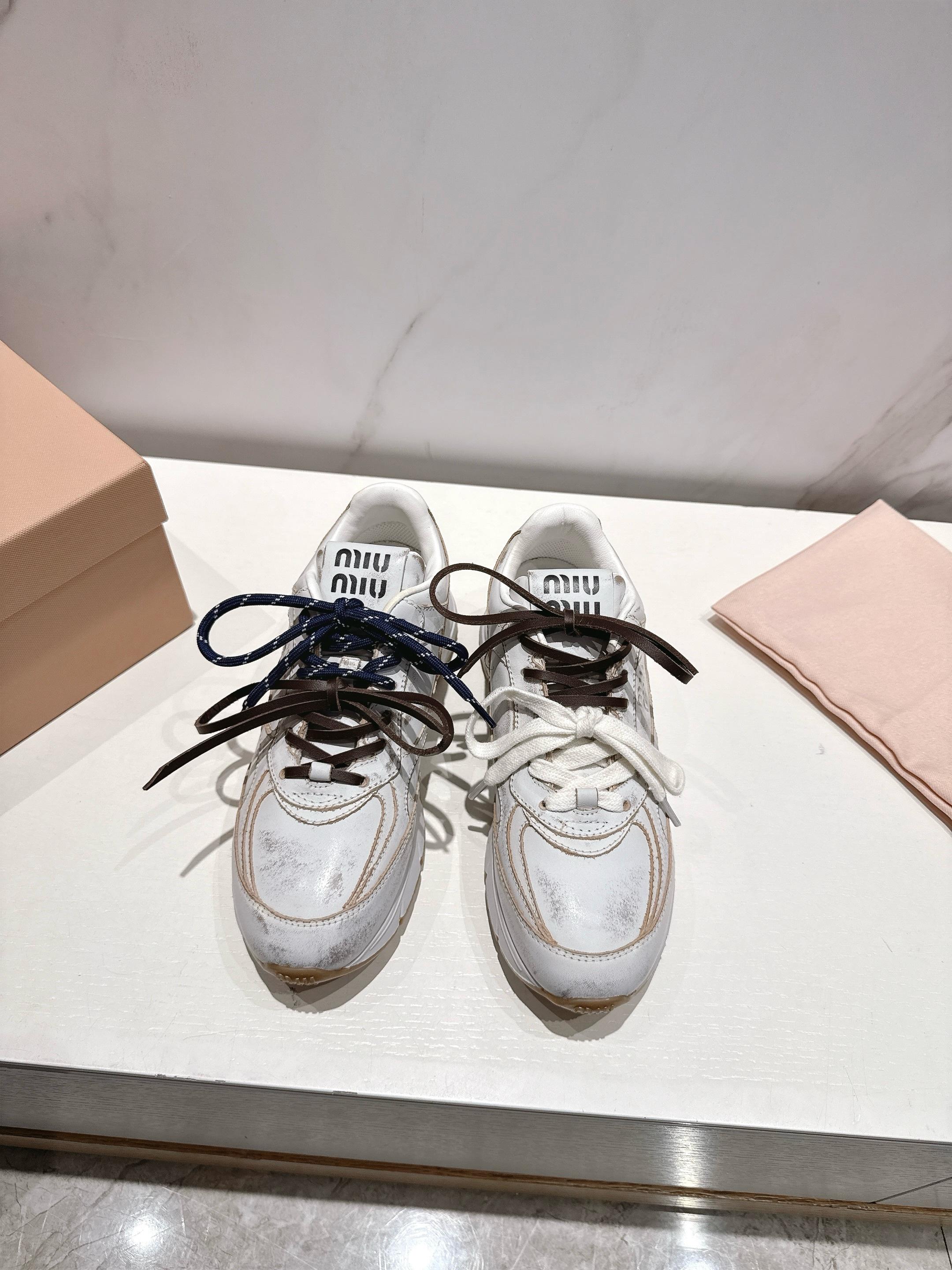 NO:392483,[MIUMIU 25SS Spring and Summer New Style | Purchasing Grade Magic Shoes Arrived] These thick-soled sneakers are so beautiful that they are foul!  **Cowhide polishing and old craftsmanship** It comes with high-end retro filters, **Pair of shoelace design** The details are full, and you can wear them casually and make the lazy and fashionable feeling of a daughter~ **The original model is super light sole**, and it feels like stepping on a cloud, and you won’t be tired after walking for a day!  Secretly ** increase height by 5cm**, the proportion is instantly extended, and a small person can easily control the effect of long legs. Match the magic weapon!  It is sweet and cool with a skirt, and is casual and high-end with jeans. Miumiu's simple style makes it look expensive no matter how you match it!  #miumiu new products #fairy shoes #high-end outfit #little guy gossip number 35-40 (41 custom made), casual shoes/sports shoes, miumiu, sneakers, skirts, jeans, cowhide19860909【MIUMIU 25SS 春夏新款｜代购级神鞋驾到】  这双厚底运动鞋真的美到犯规！ **牛皮擦色做旧工艺** 自带高级复古滤镜,**双鞋带设计** 细节感拉满,随便一穿就是千金大小姐的慵懒时髦感～  **原版开模超轻鞋底**,踩上去像踩云朵,暴走一天也不累！偷偷**增高5cm**,比例瞬间拉长,小个子也能轻松驾驭大长腿效果  搭配神器！配裙子甜酷风,配牛仔裤随性高级,miumiu的简约造型就是怎么搭都显贵！ #miumiu新品 #神仙鞋子 #高级感穿搭 #小个子福音  码数35－40(41定做),休闲鞋/运动鞋,miumiu,sneakers,skirts,jeans,cowhide,Women's Shoes