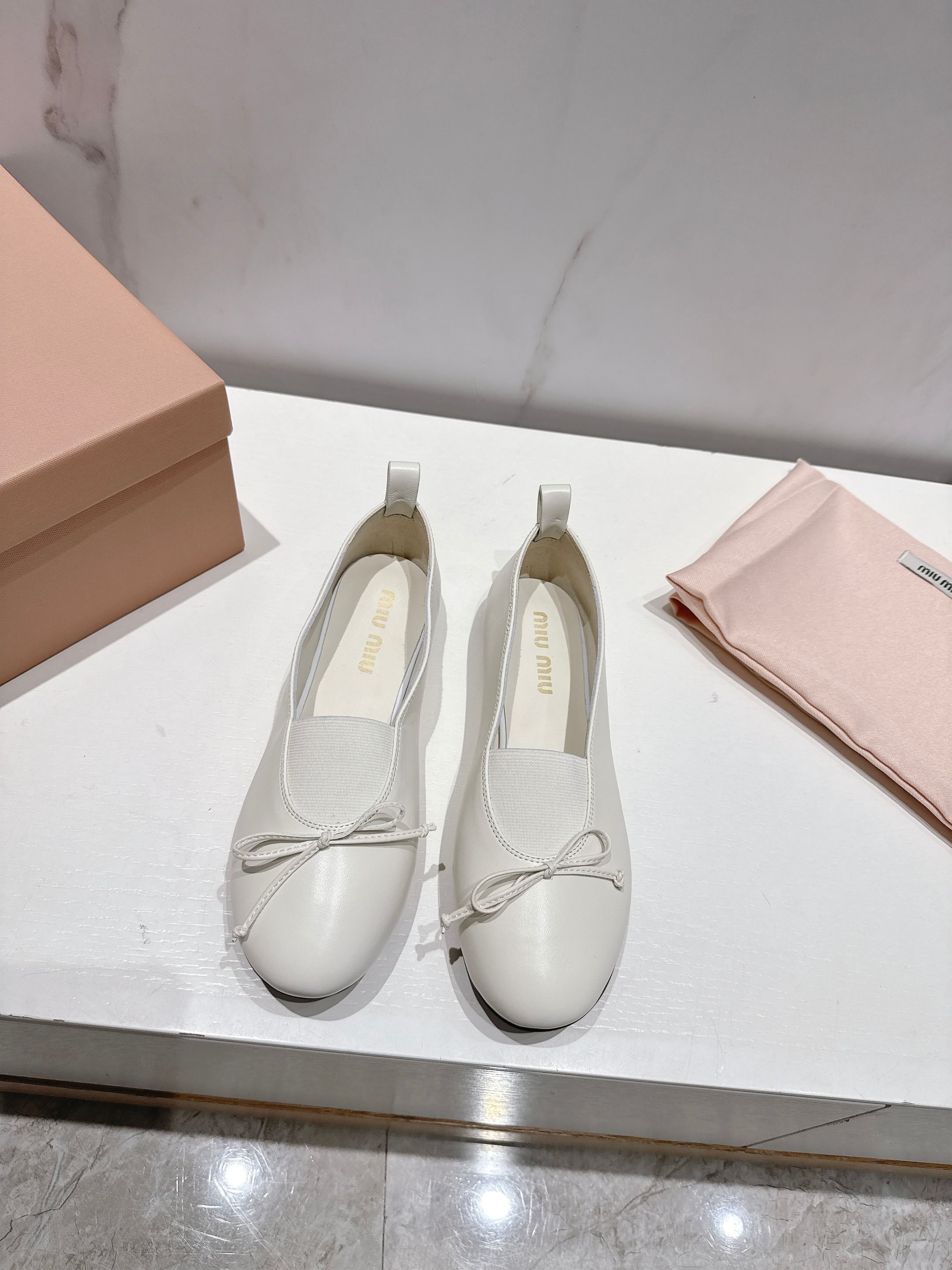 NO:407209,(Top version) Miu Miu French fairy ballet single shoes, Mary Jane shoes, and dancing shoes are in half size!  It comes with beauty!  New this fall!  It’s so fairy. If you can associate a girl’s heart with a brand when you mention it, it’s naturally Miu Miu!  The soft ballet shoes have been reborn under the design of Miu Miu. They are bright and straightforward, fashionable and textured. They can easily make you think about it. They can easily make your girl's heart explode. Who cares about what age?  This sheepskin ballet flat shoes debuted at the 2025 autumn and winter fashion show, renovating the iconic style of the MiuMiu series. The unique design is accompanied by elastic bands decorated with bows and logos, showing a soft style. This pair of ballet shoes is simply poisonous. The more you look at it, it is really not nonsense. From gorgeous skirts to capable and simple trousers, this pair of ballet shoes cannot be controlled, making it the highlight of the shape. The bow sheepskin strips are hand-knotted and elastic trademarks are made of imported computer woven and textiles!  Fabric: Original sheepskin, inner foot pad imported original color dyed sheepskin, sole imported from Italy, genuine leather sole, size: 35/36/36.5/37/37.5/38/39//40, original size, original box packaging, ballet shoes, miumiu, mary jane, flats, skirts, sheepskin19860909（顶级版本） 缪缪法式仙女芭蕾舞单鞋、玛丽珍鞋、跳舞鞋有半码！ 它带着美貌来啦！今秋的新款！太仙女啦,如果说一提起哪个牌子就能联想起少女心,那自然是Miu Miu了！ 柔软的芭蕾舞鞋在Miu Miu的设计下获得了新生,明媚且率性,时髦有质感,轻轻松松就让你动了收入囊中的心思,轻轻松松的,就让你的少女心炸裂开来,谁还在乎什么年龄？ 这款羊皮芭蕾平底鞋亮相2025秋冬时装秀,焕新演绎MiuMiu系列标志性的风格,别致的设计伴以蝴蝶结与徽标装点的弹力带,展露柔美风情,这双芭蕾舞鞋简直有毒,越看越中意真不是瞎说的,从华丽的裙装,到干练简洁的裤装,这双芭蕾舞鞋无一不能驾驭,妥妥的让自己成为造型的亮点. 蝴蝶结羊皮抽条手工打结、松紧商标采用进口电脑织纺一体成型！ 面料:原版羊皮 内里垫脚进口本色透染羊皮 鞋底意大利进口真皮鞋底 码数:35/36/36.5/37/37.5/38/39//40正码 原盒原包装,芭蕾舞鞋,miumiu,mary jane,flats,skirts,sheepskin,Women's Shoes