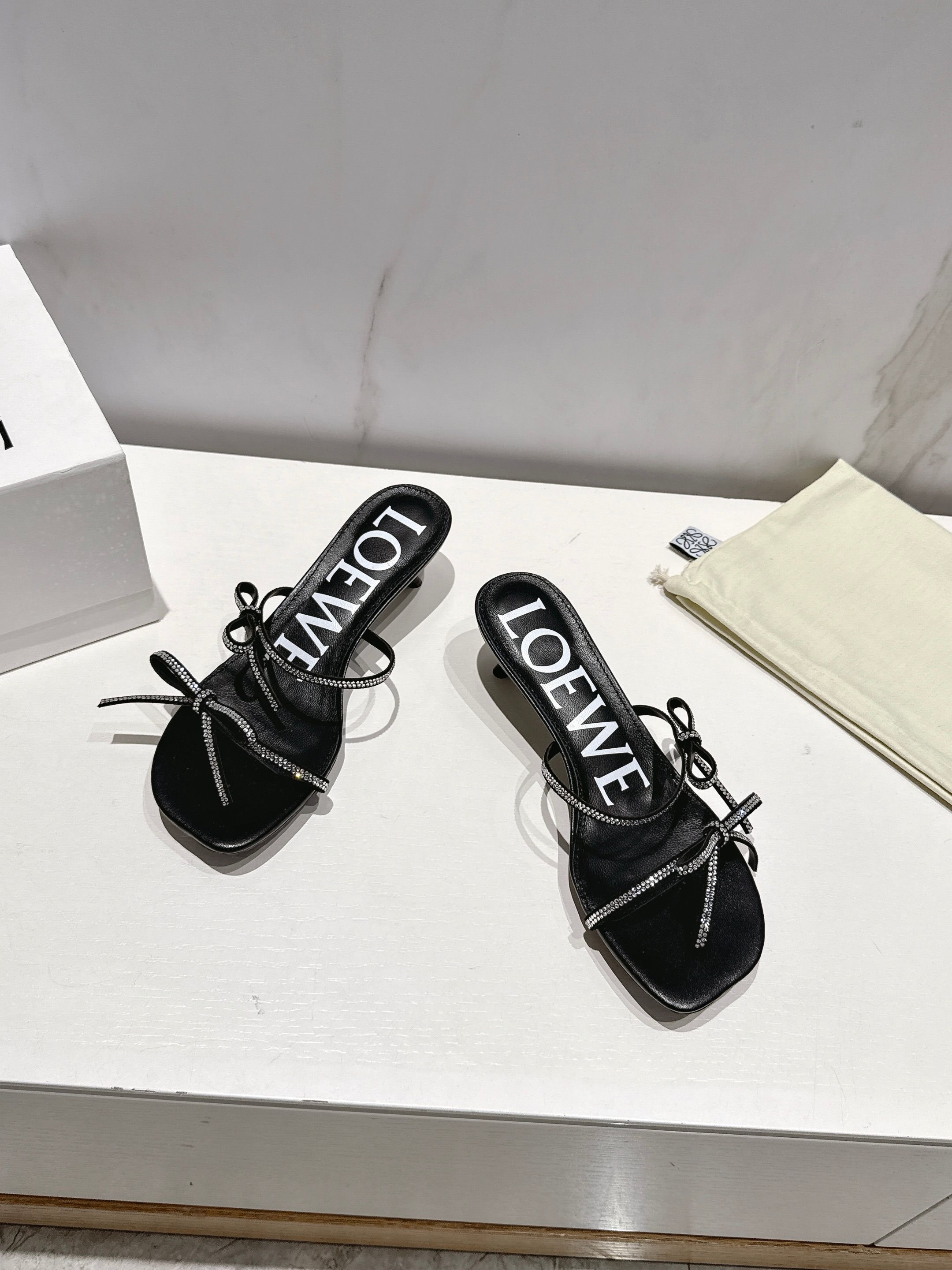 NO:407211,(Top version) Loewe LOEWE 25/ Summer Bow Slippers Real air-conditioned shoes, with a looming beauty, it’s really beautiful to wear!  !  !  Highly recommended, super lazy fashion drag, three ways to wear, same style as celebrity bloggers!  Imported metal cowhide fabric, imported sheepskin inner heel height: 4.5cm outsole: original beef tendon wear-resistant sole Size35-40 (40 custom made without return or exchange), slippers, loewe, loewe, slippers, cowhide, sheepskin19860909（顶级版本） 罗意威LOEWE 25/ 夏季 蝴蝶结 拖鞋 真正空调鞋,加若隐若现的美感,上脚真的太美了！！！强烈推荐,超级懒人时装拖,三种穿法,明星博主同款！ 面料进口金属牛皮 内里进口羊皮 跟高: 4.5cm 大底: 原版牛筋耐磨底 Size35-40（40订做不退换）,拖鞋,loewe,loewe,slippers,cowhide,sheepskin,Women's Shoes