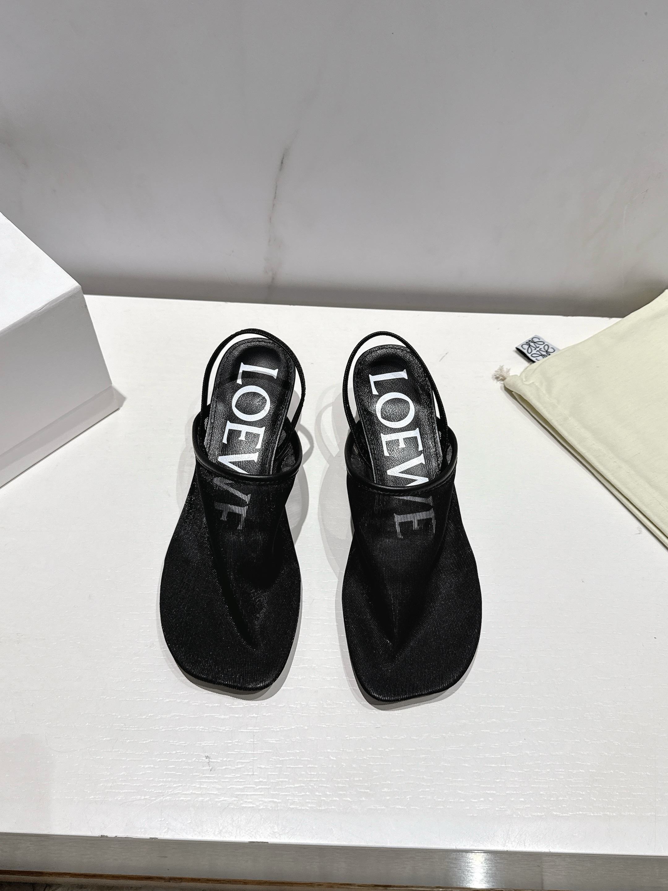 NO:407201,(Top version) LOEWE 25ss summer new style Sexy slippers Kitten heeled slippers Crazy grass planting simple design feels cleaner and more elegant, making you miss it. The color is also very durable and beautiful, and the temperament is full of aura when you put it on, which is simply invincible and handsome. The upper is elastic imported silk mesh, the inner foot pad sheepskin, the sole Italian leather outsole, the heel height is 4.5cm, the size is 35-39 (40.41 custom made without return and exchange), sandals, loewe, loewe, sandals, slippers, sheepskin, Leather soles19860909（顶级版本） LOEWE 罗意威 25ss夏季新款 性感拖鞋 小猫跟高跟拖鞋 疯狂种草简约设计感觉更干净优雅 让你念念不忘 颜色也很耐看漂亮,上脚瞬间气质十足气场,简直无敌帅气有型 鞋面弹力进口丝网 内里垫脚羊皮 鞋底意大利真皮大底 跟高4.5cm 码数35-39（40.41定做不退换）,凉鞋,loewe,loewe,sandals,slippers,sheepskin,Leather soles,Women's Shoes